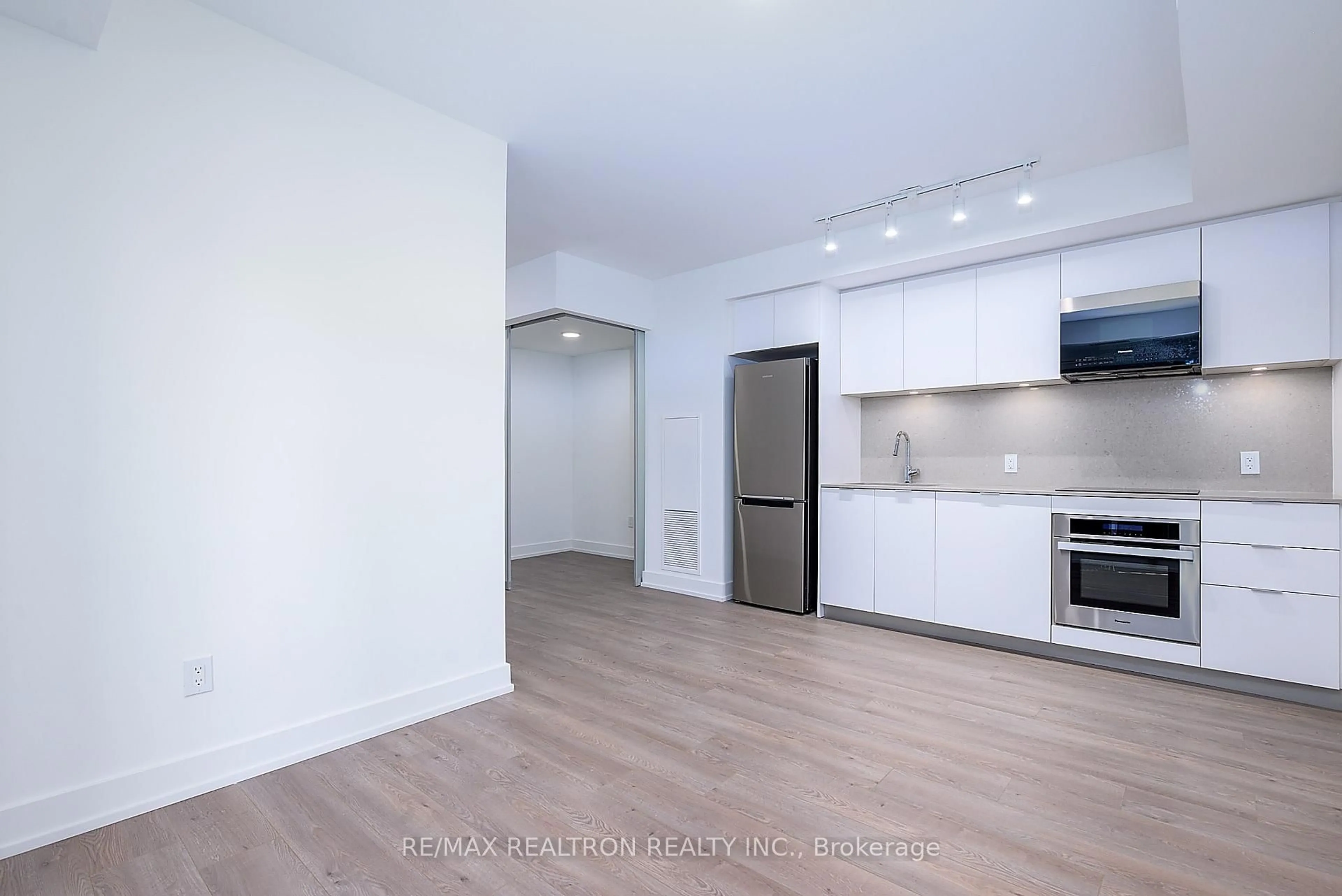 Standard kitchen, unknown for 8 Cedarland Dr #826, Markham Ontario L6G 0H4