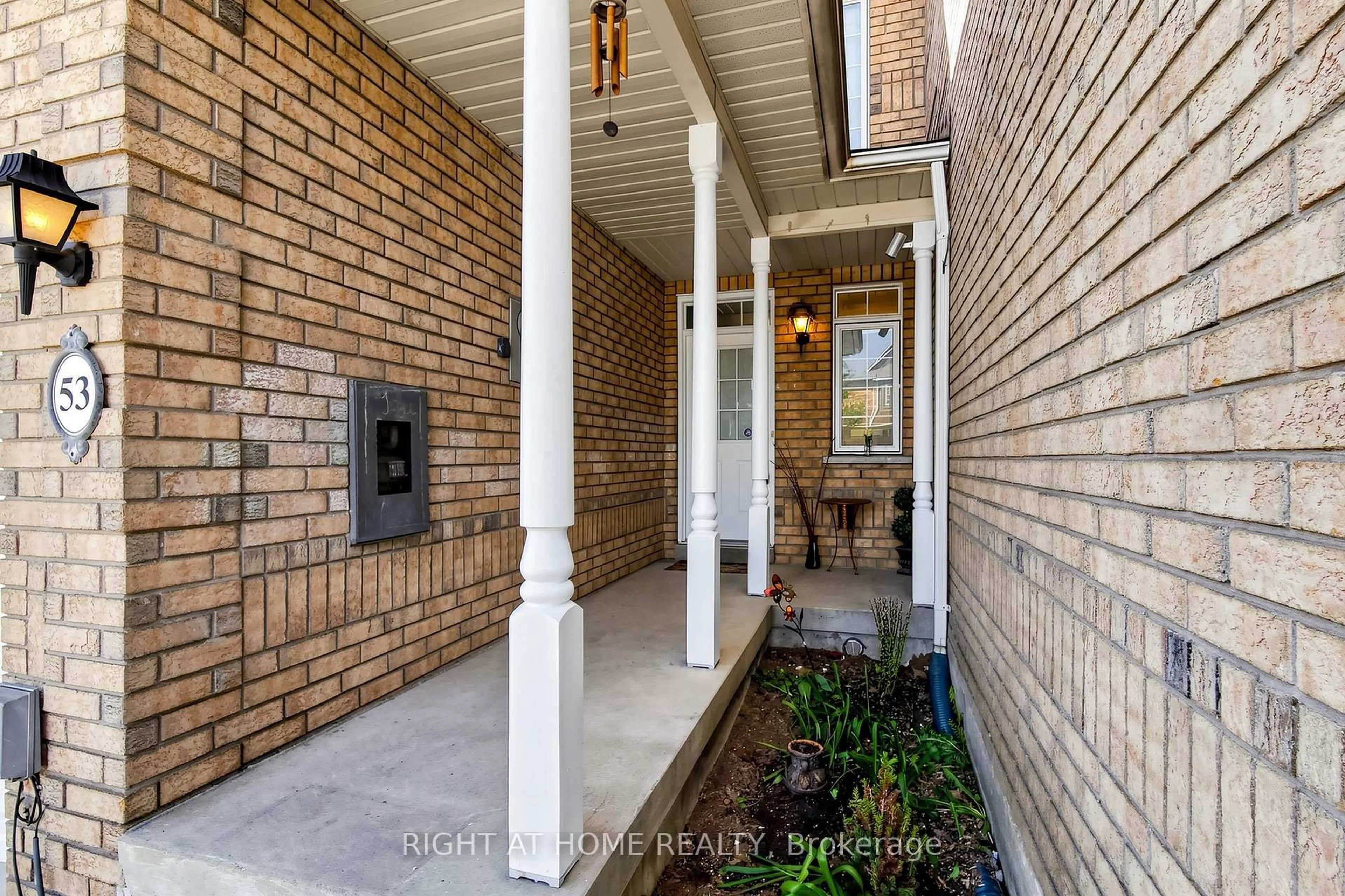 Indoor entryway for 53 Cameo Dr, Richmond Hill Ontario L4S 2C1
