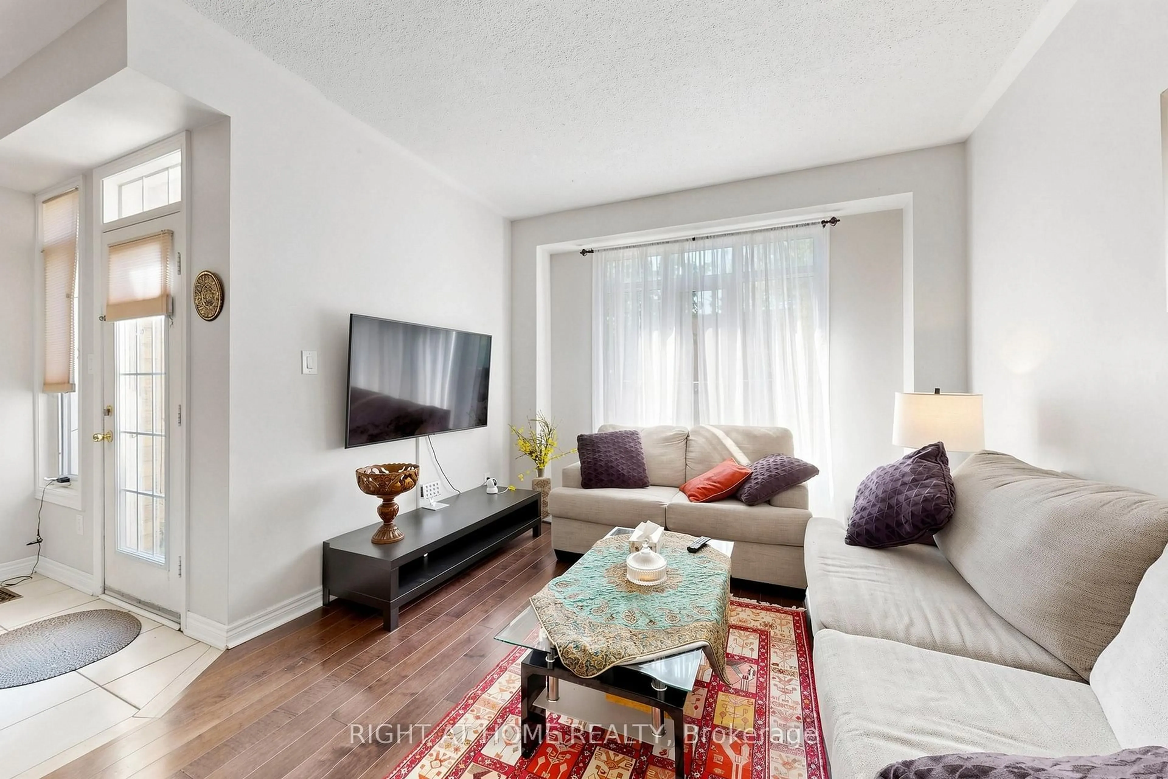 Living room with furniture, unknown for 53 Cameo Dr, Richmond Hill Ontario L4S 2C1