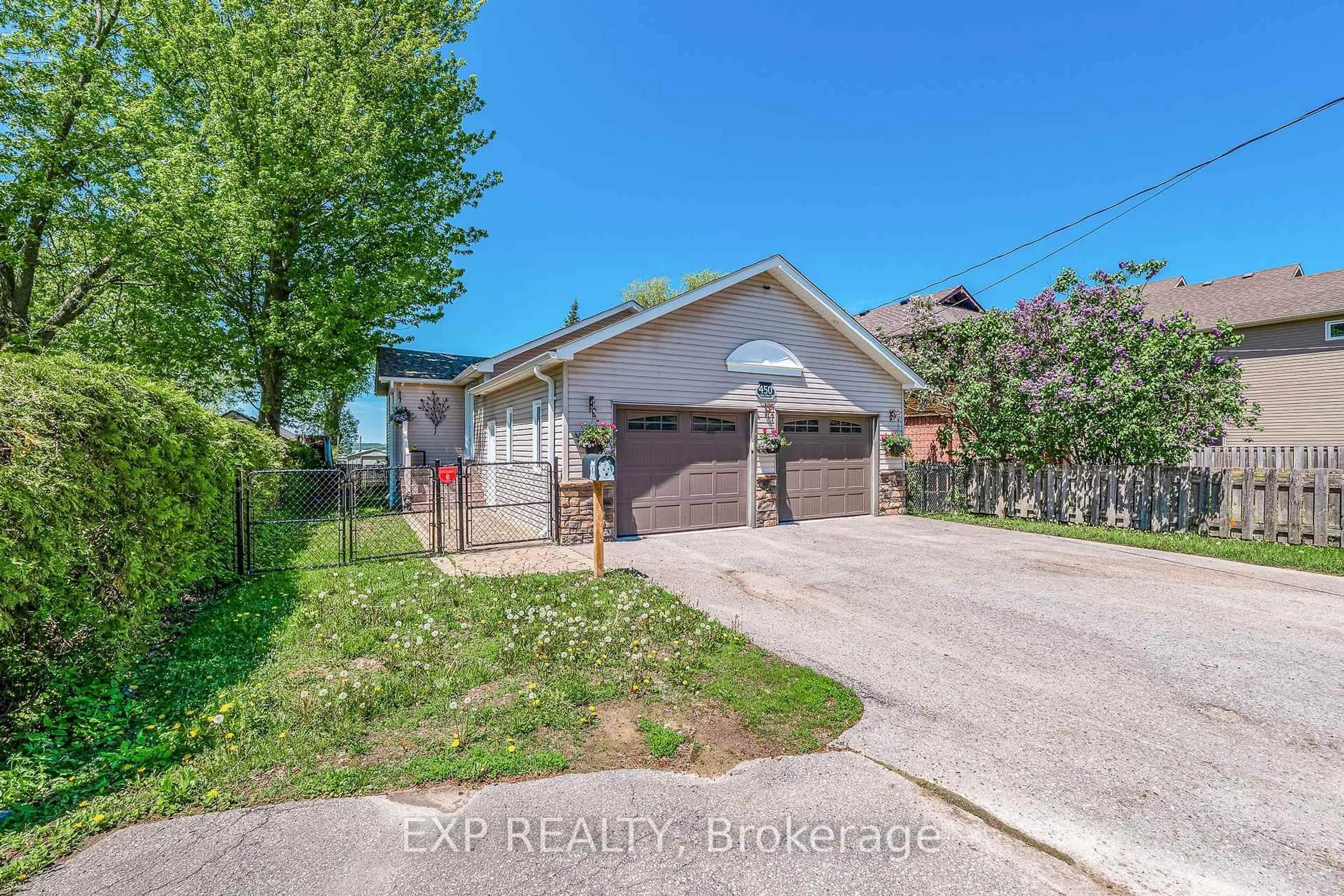 A pic from outside/outdoor area/front of a property/back of a property/a pic from drone, street for 450 Lake Dr, Georgina Ontario L4P 1P9