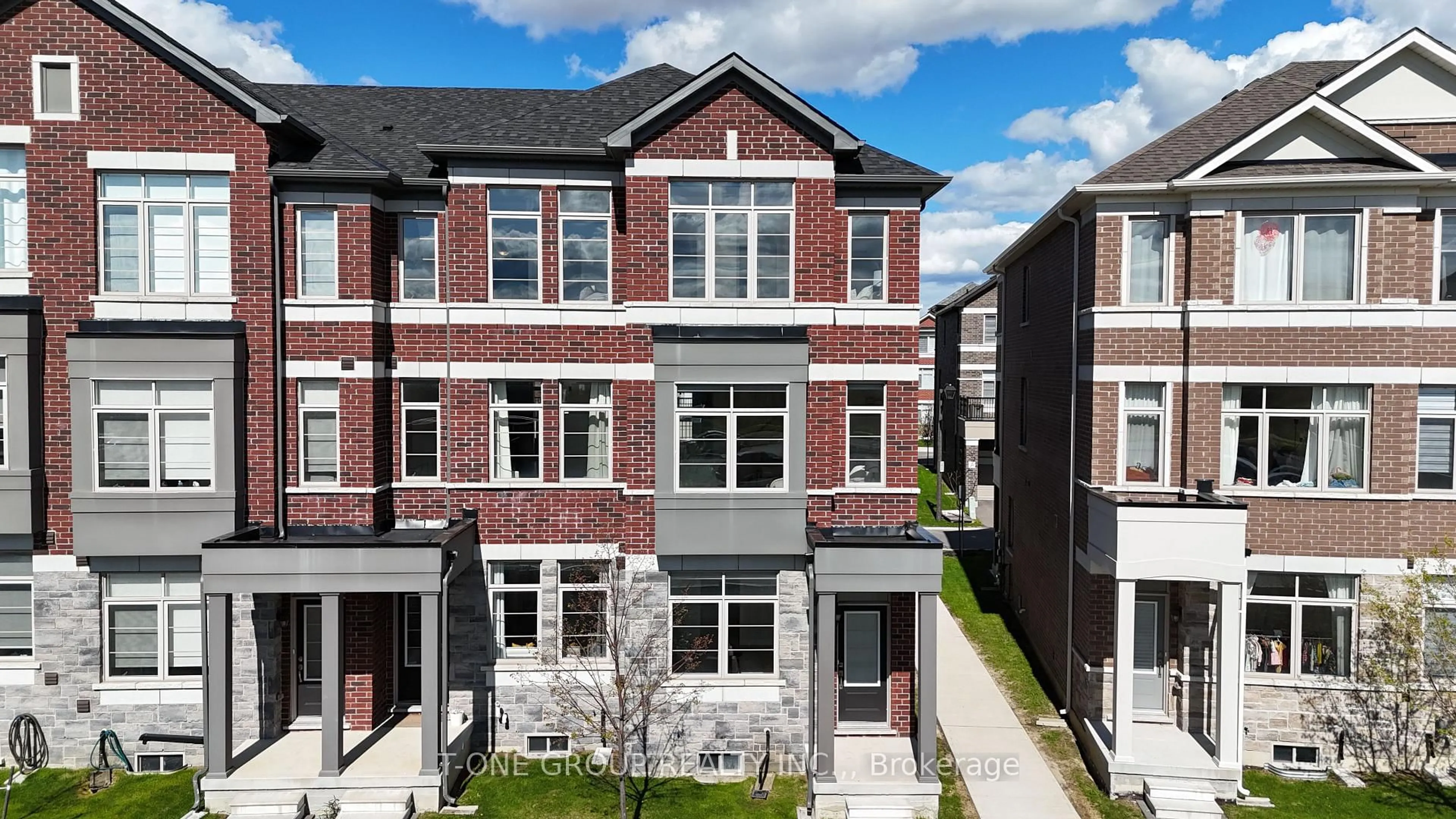 A pic from outside/outdoor area/front of a property/back of a property/a pic from drone, street for 32 Stoeber Lane, Markham Ontario L6B 0S1