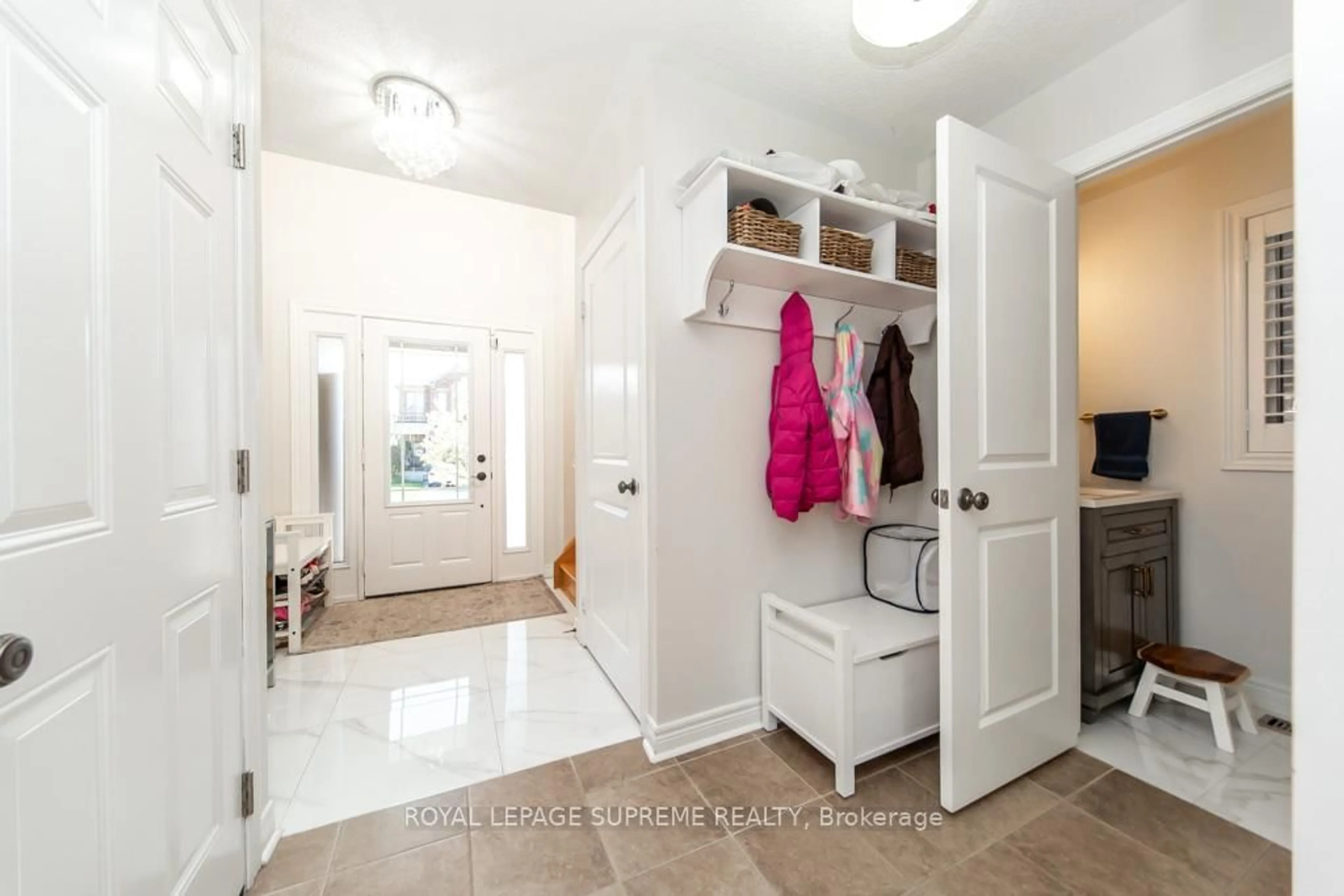 Indoor entryway for 43 Hoard Ave, New Tecumseth Ontario L9R 0M7