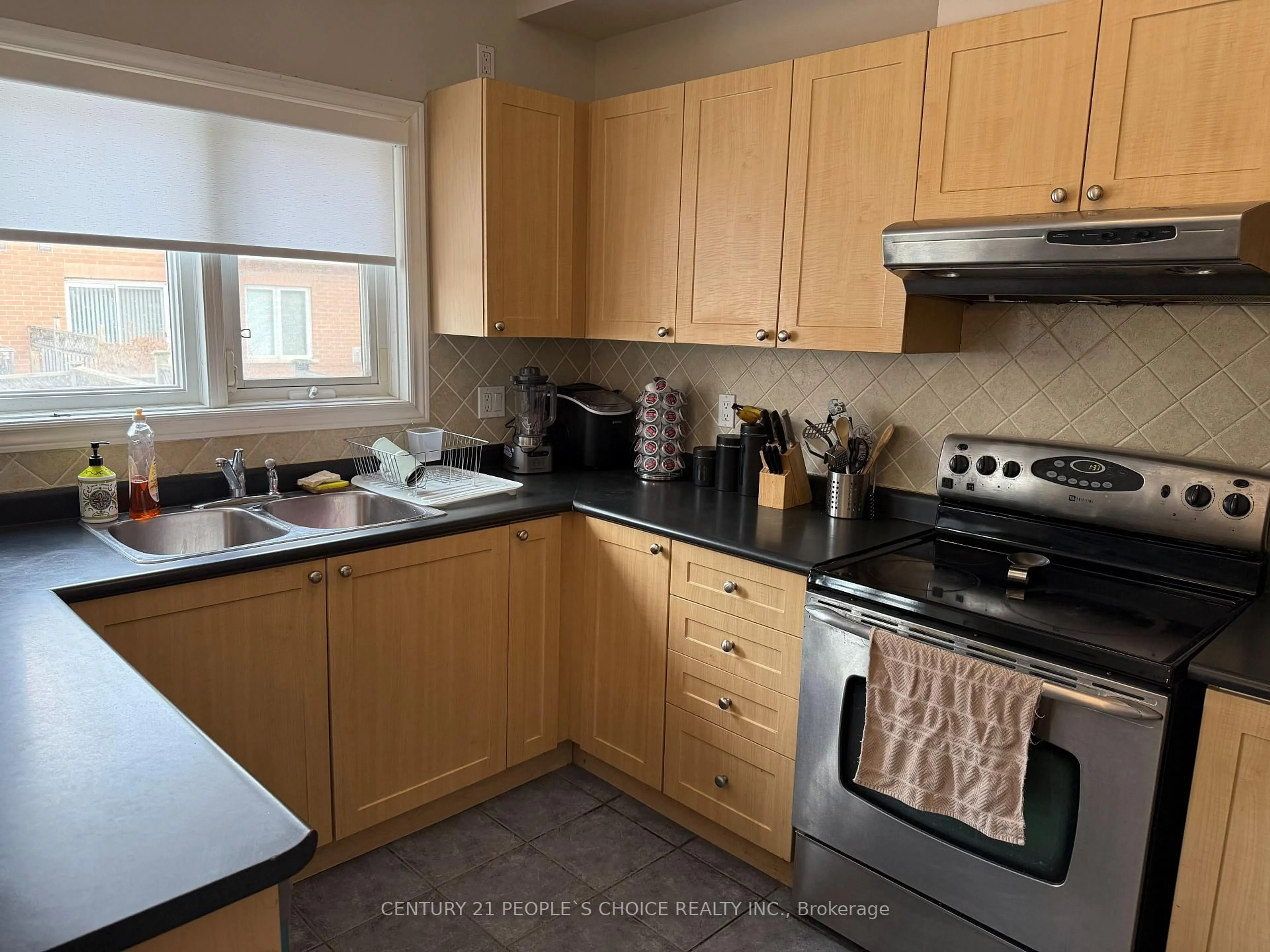 Standard kitchen, unknown for 76 Daniel Reaman Cres, Vaughan Ontario L4J 8T9