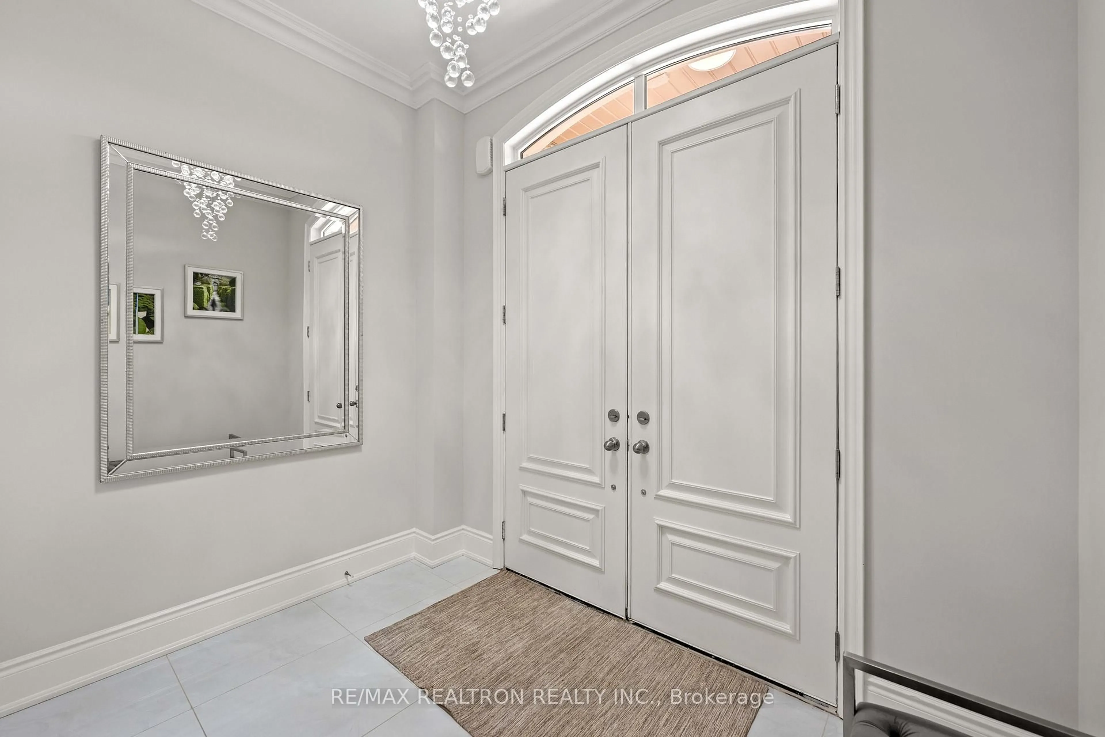 Indoor entryway for 595 Pleasant Ridge Ave, Vaughan Ontario L4J 0E6