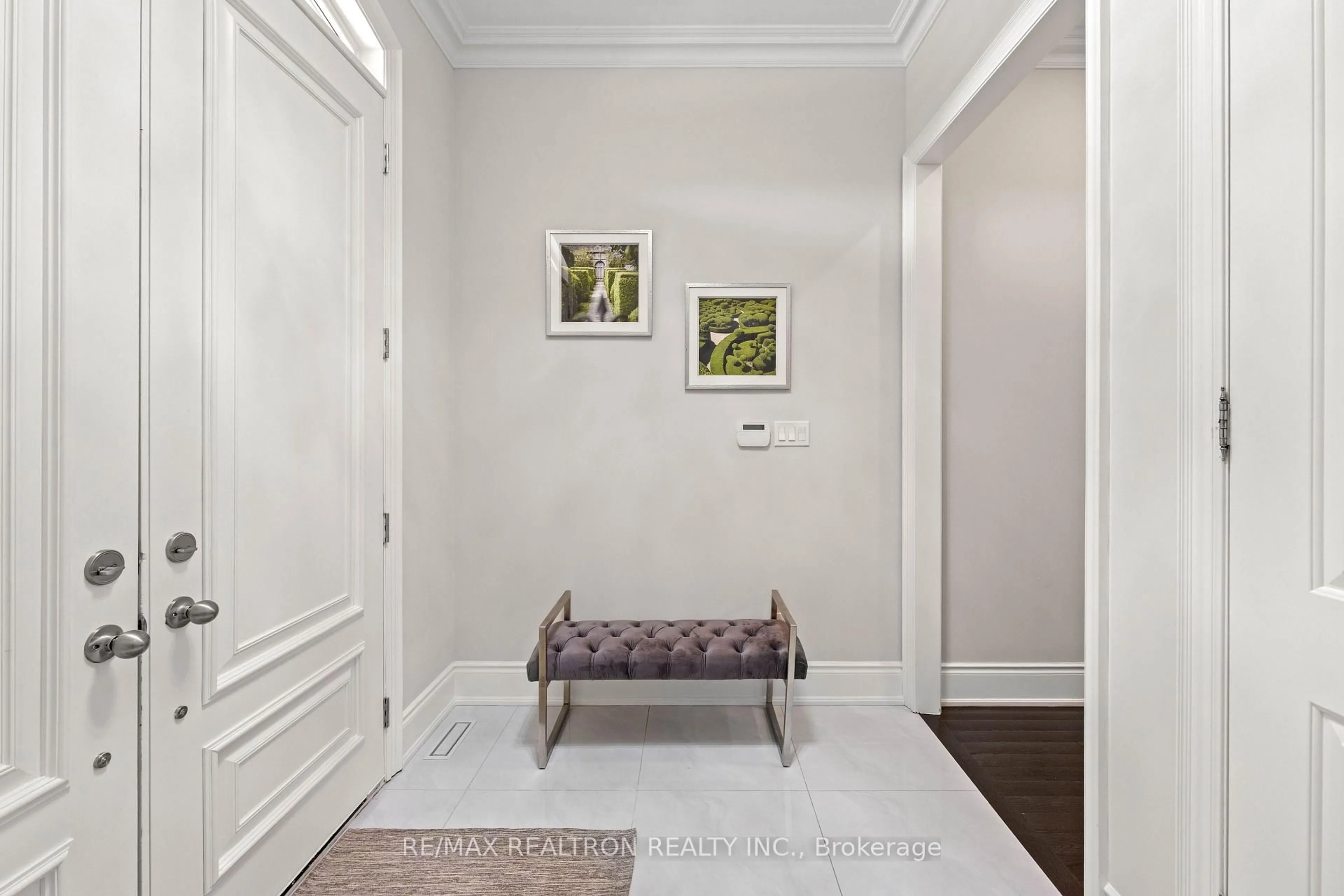 Indoor entryway for 595 Pleasant Ridge Ave, Vaughan Ontario L4J 0E6