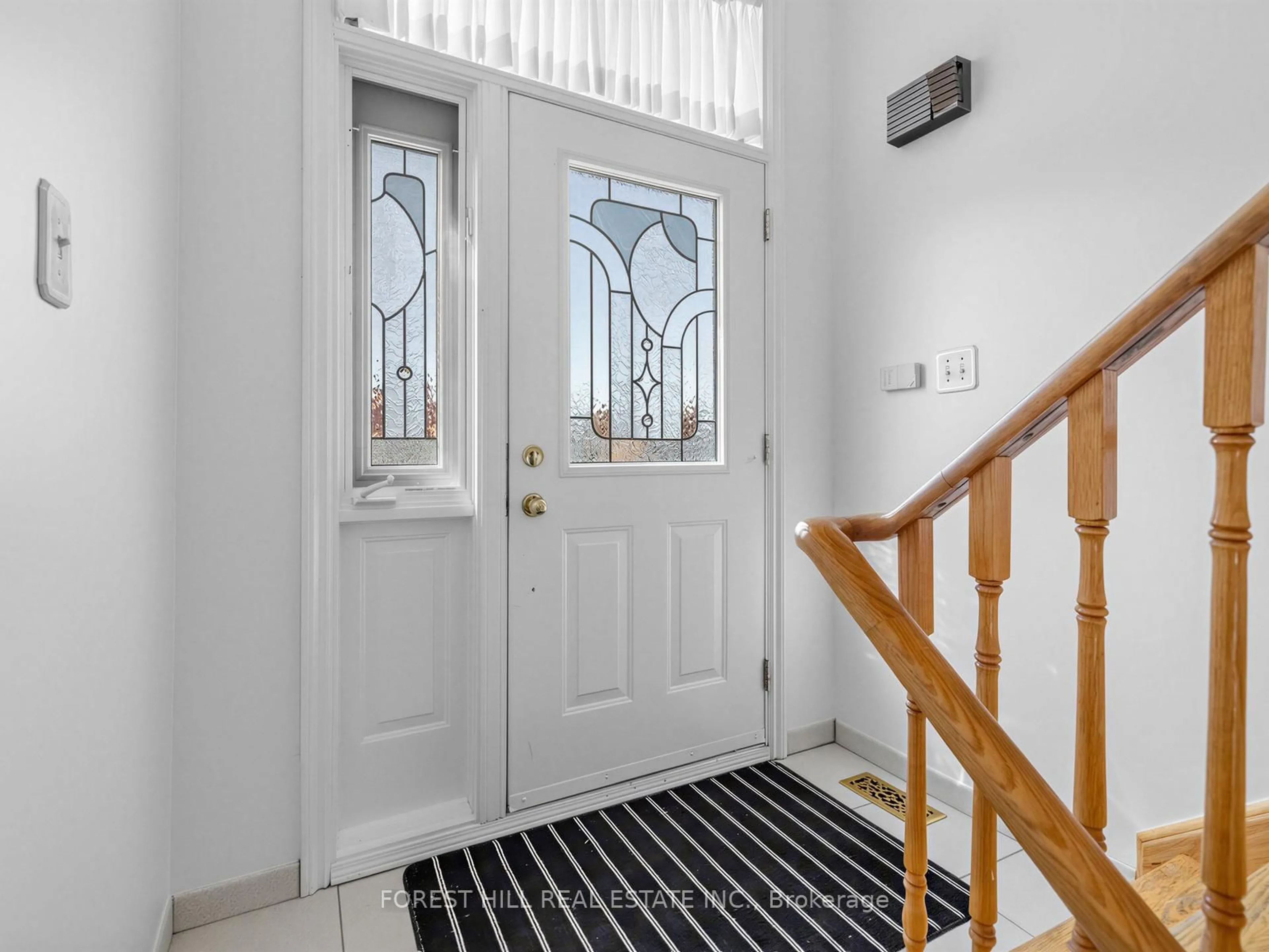 Indoor entryway for 10 Boyne Highland Crt, Vaughan Ontario L4K 1K4