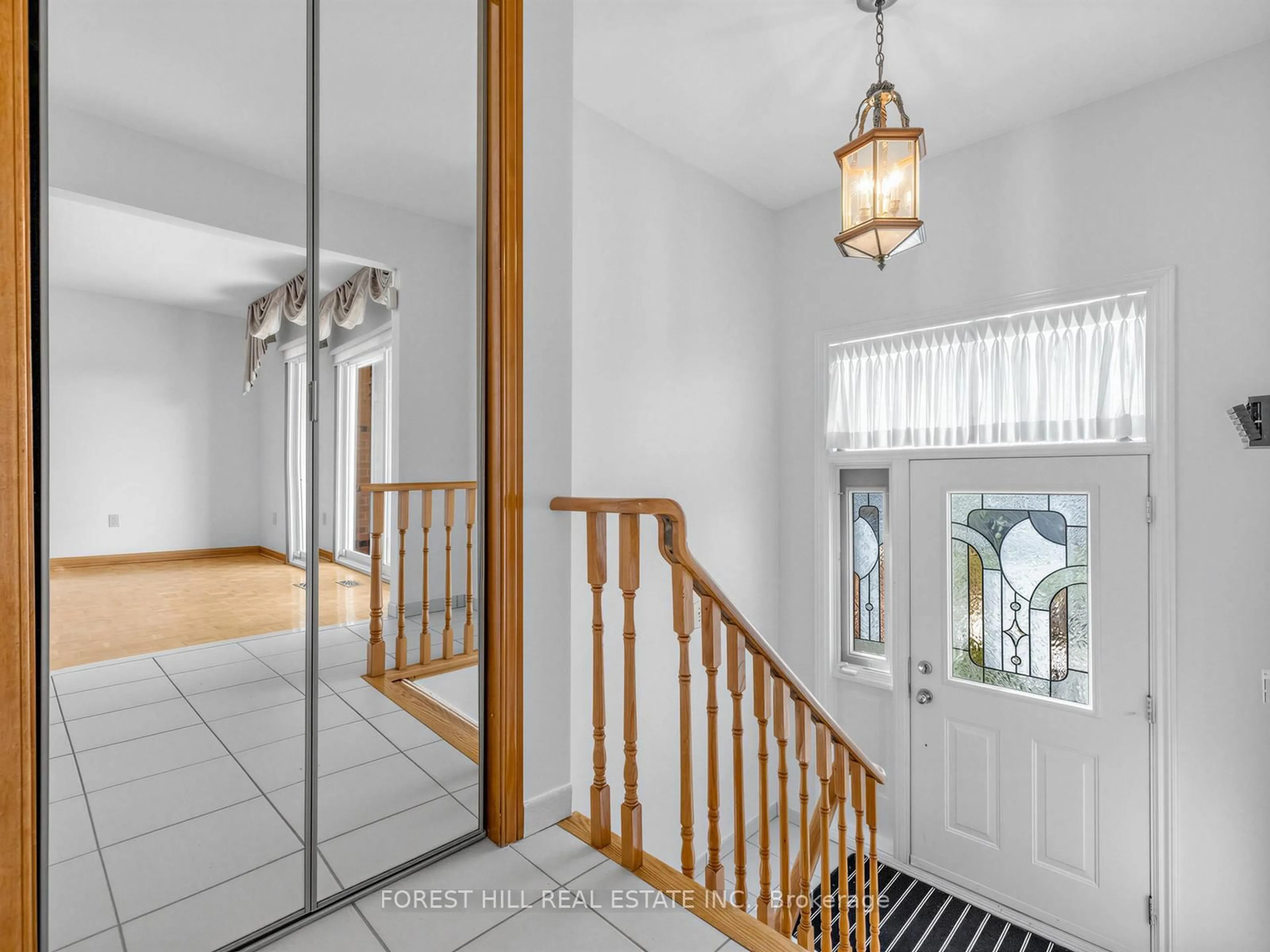 Indoor foyer for 10 Boyne Highland Crt, Vaughan Ontario L4K 1K4