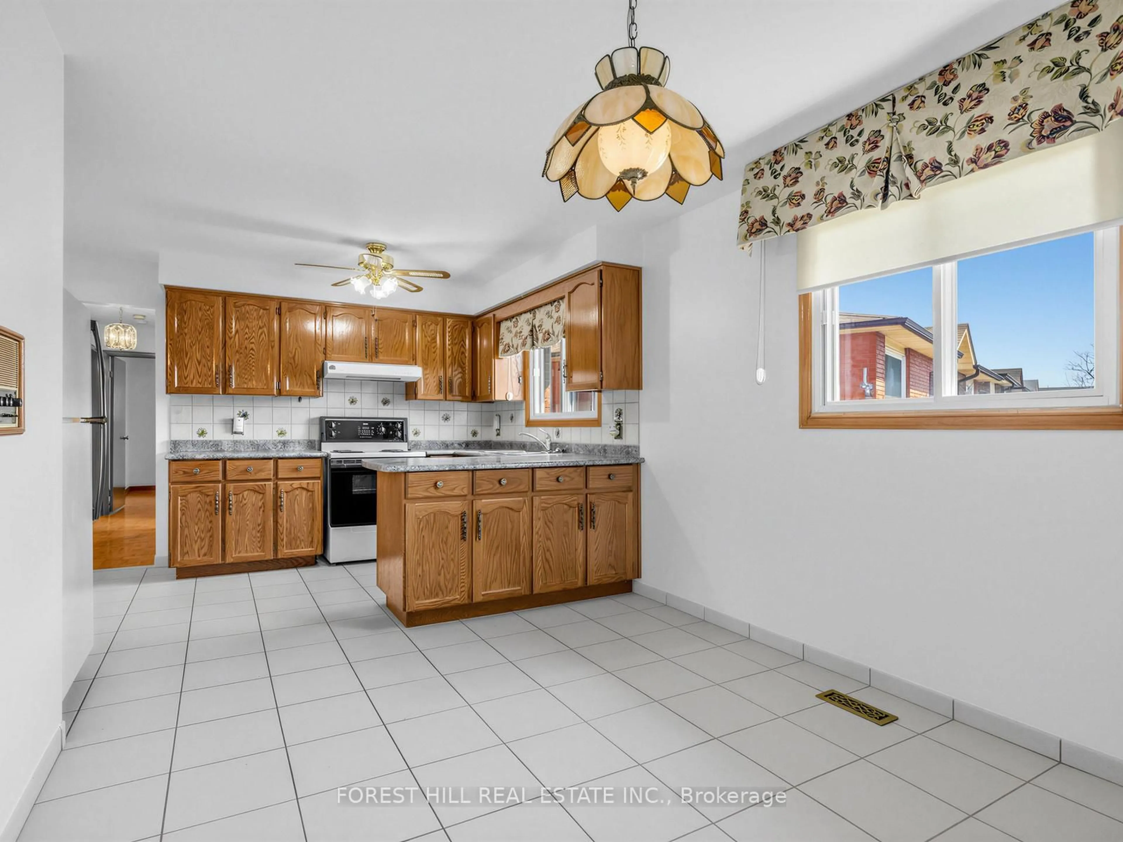 Standard kitchen, ceramic/tile floor for 10 Boyne Highland Crt, Vaughan Ontario L4K 1K4