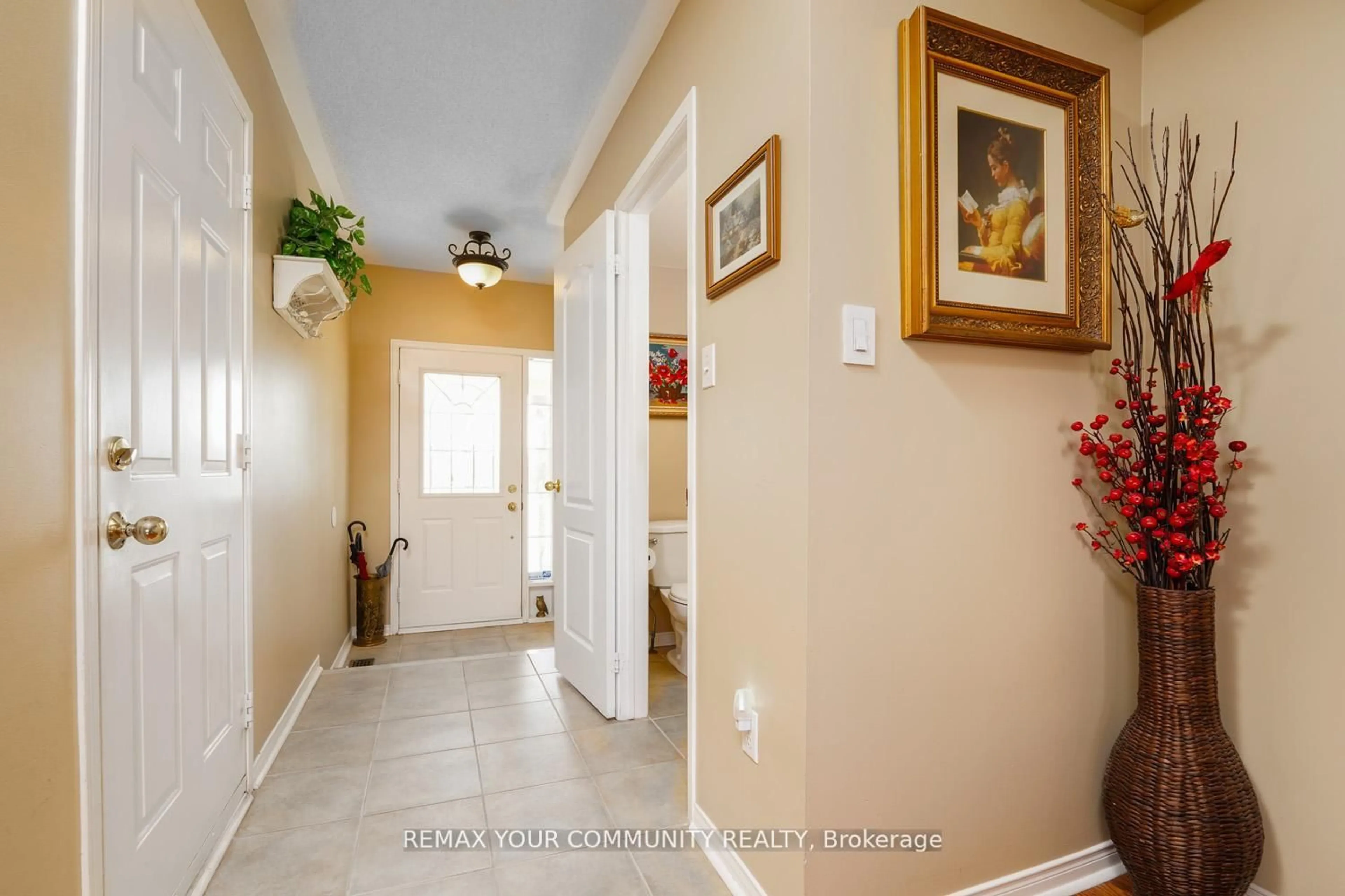 Indoor entryway for 109 Collis Dr, Aurora Ontario L4G 7V2