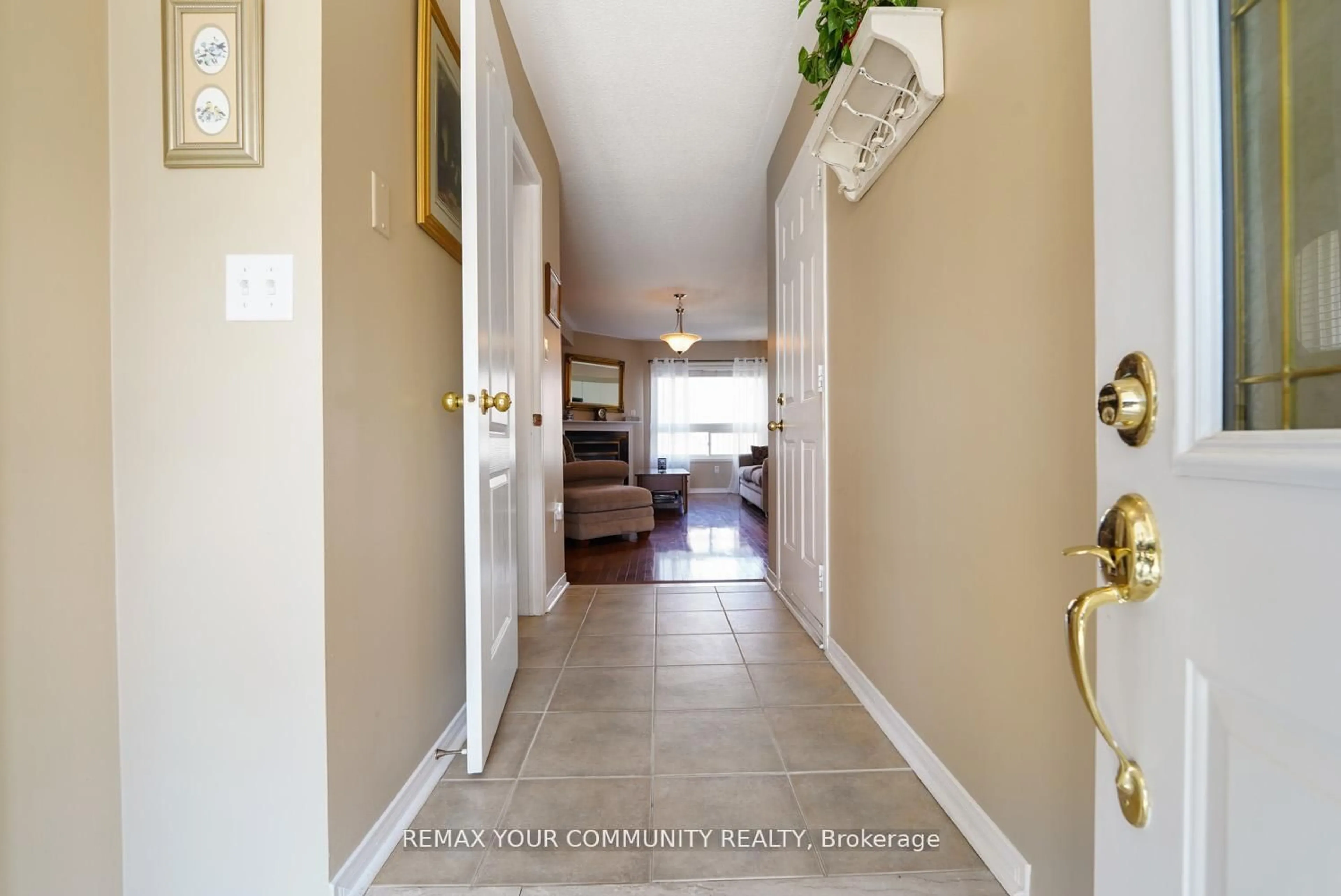 Indoor entryway for 109 Collis Dr, Aurora Ontario L4G 7V2