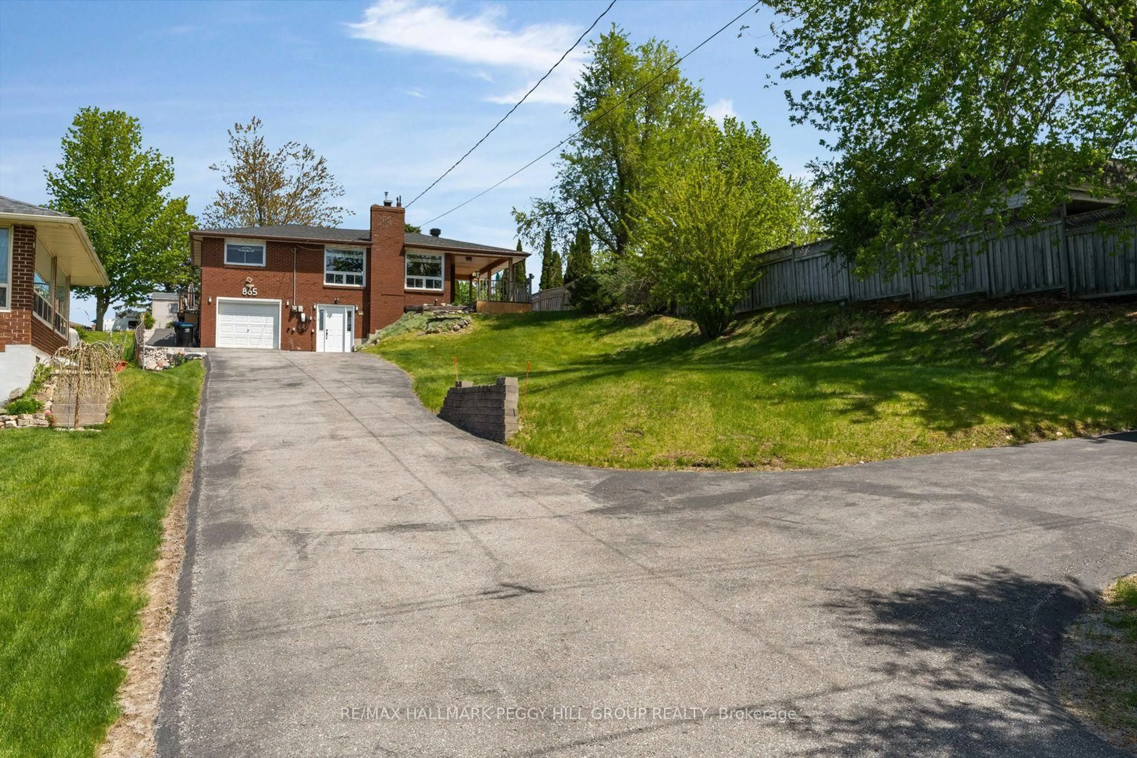 A pic from outside/outdoor area/front of a property/back of a property/a pic from drone, street for 865 John St, Innisfil Ontario L0L 1K0