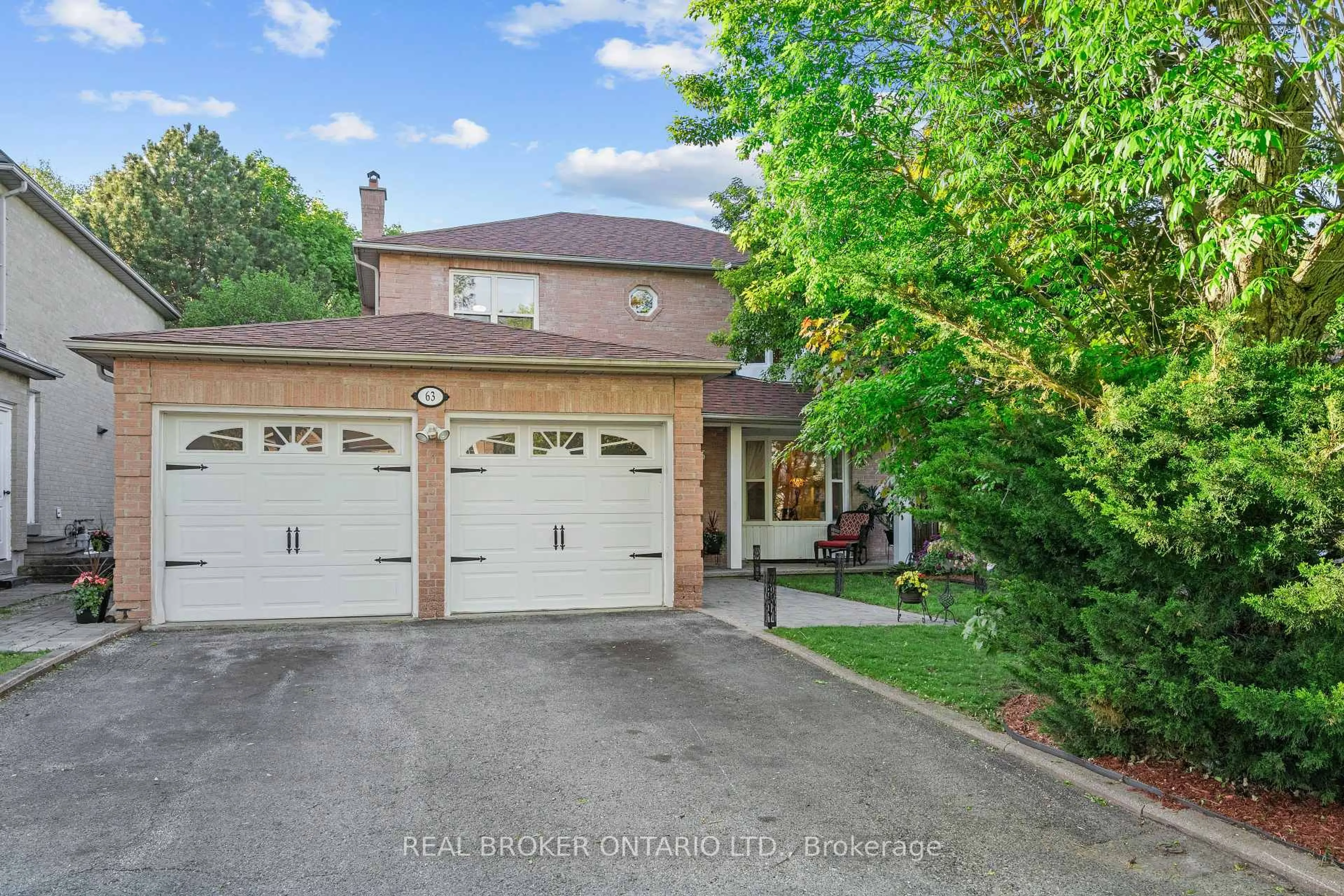 A pic from outside/outdoor area/front of a property/back of a property/a pic from drone, street for 63 Haskell Cres, Aurora Ontario L4G 5T6