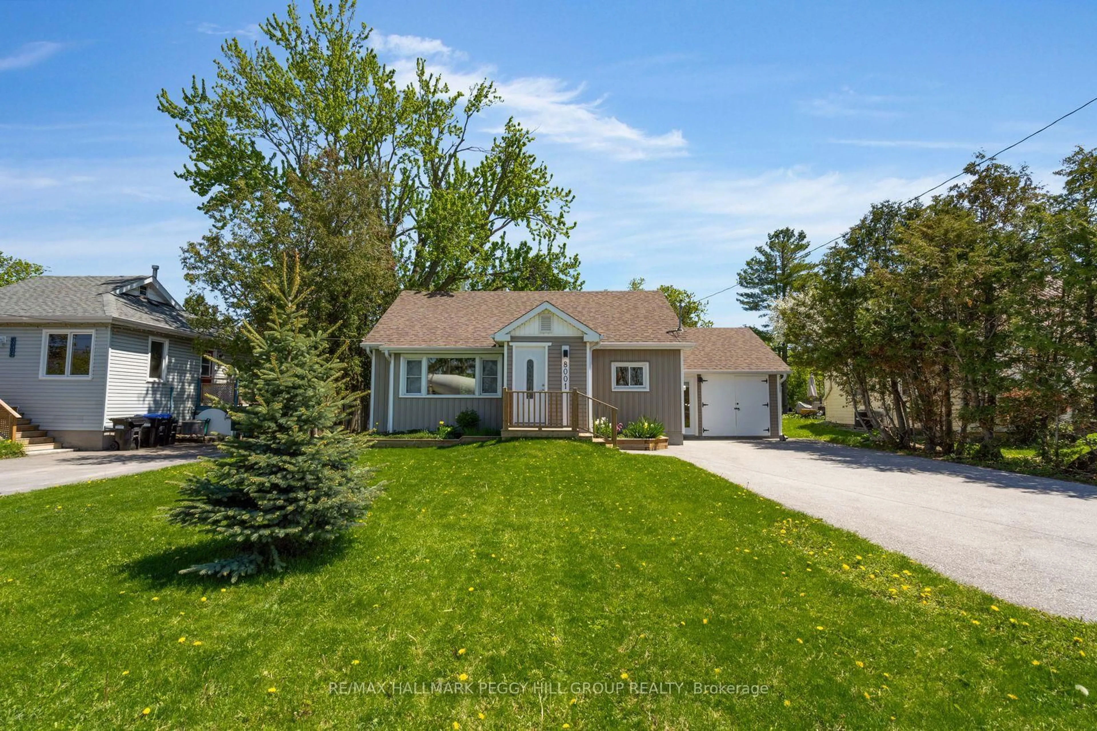Home with vinyl exterior material, street for 8001 Yonge St, Innisfil Ontario L9S 1L2