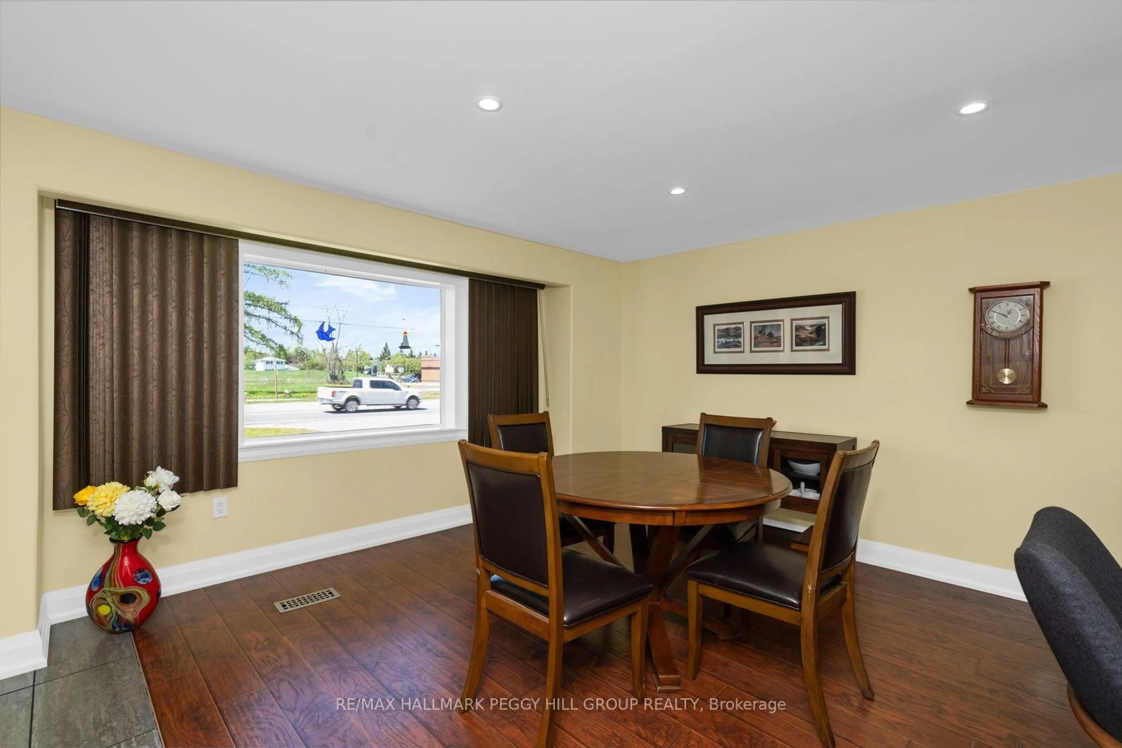 Dining room, wood/laminate floor for 8001 Yonge St, Innisfil Ontario L9S 1L2
