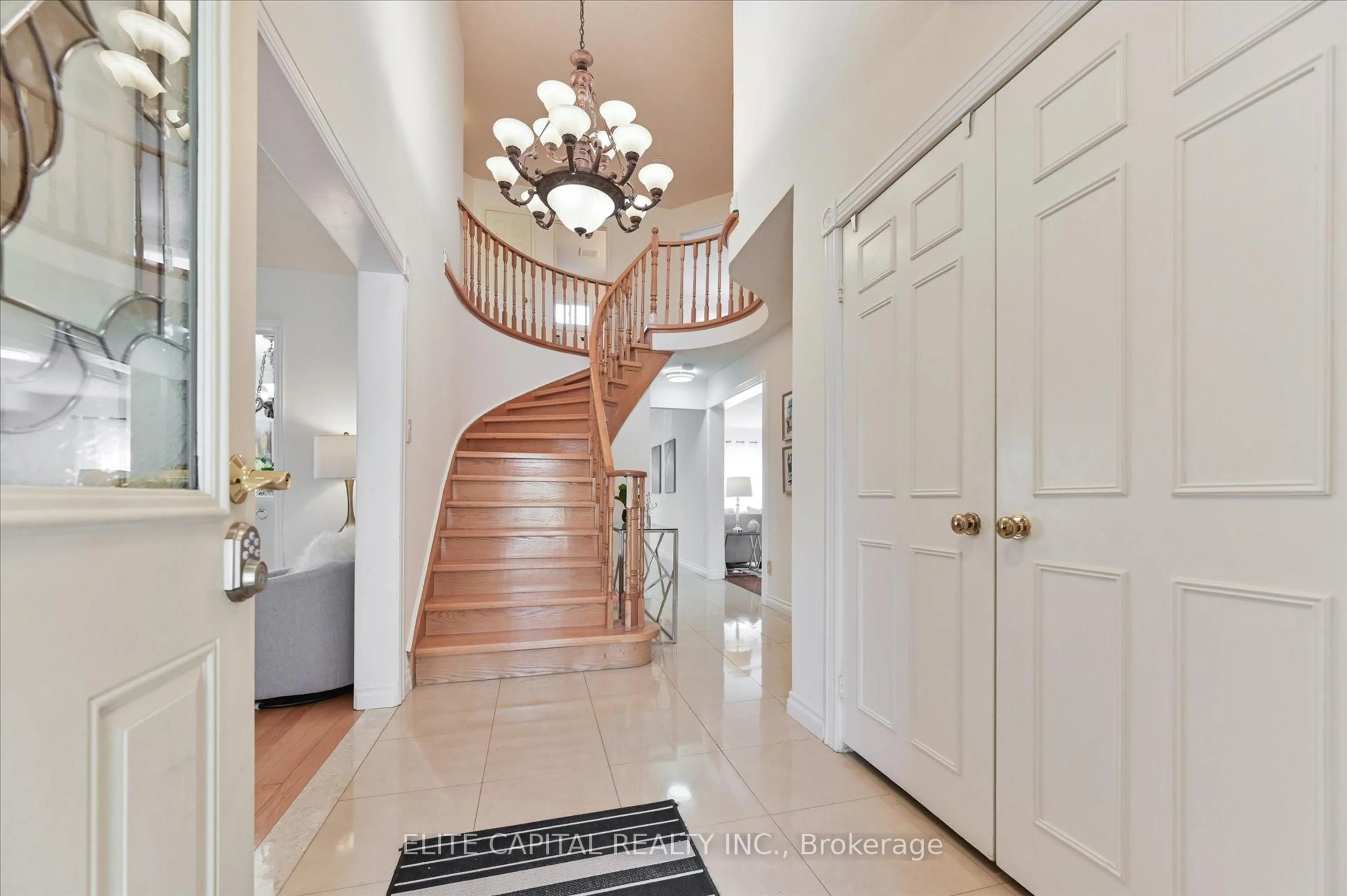 Indoor entryway for 54 Bauer Cres, Markham Ontario L3R 4H4