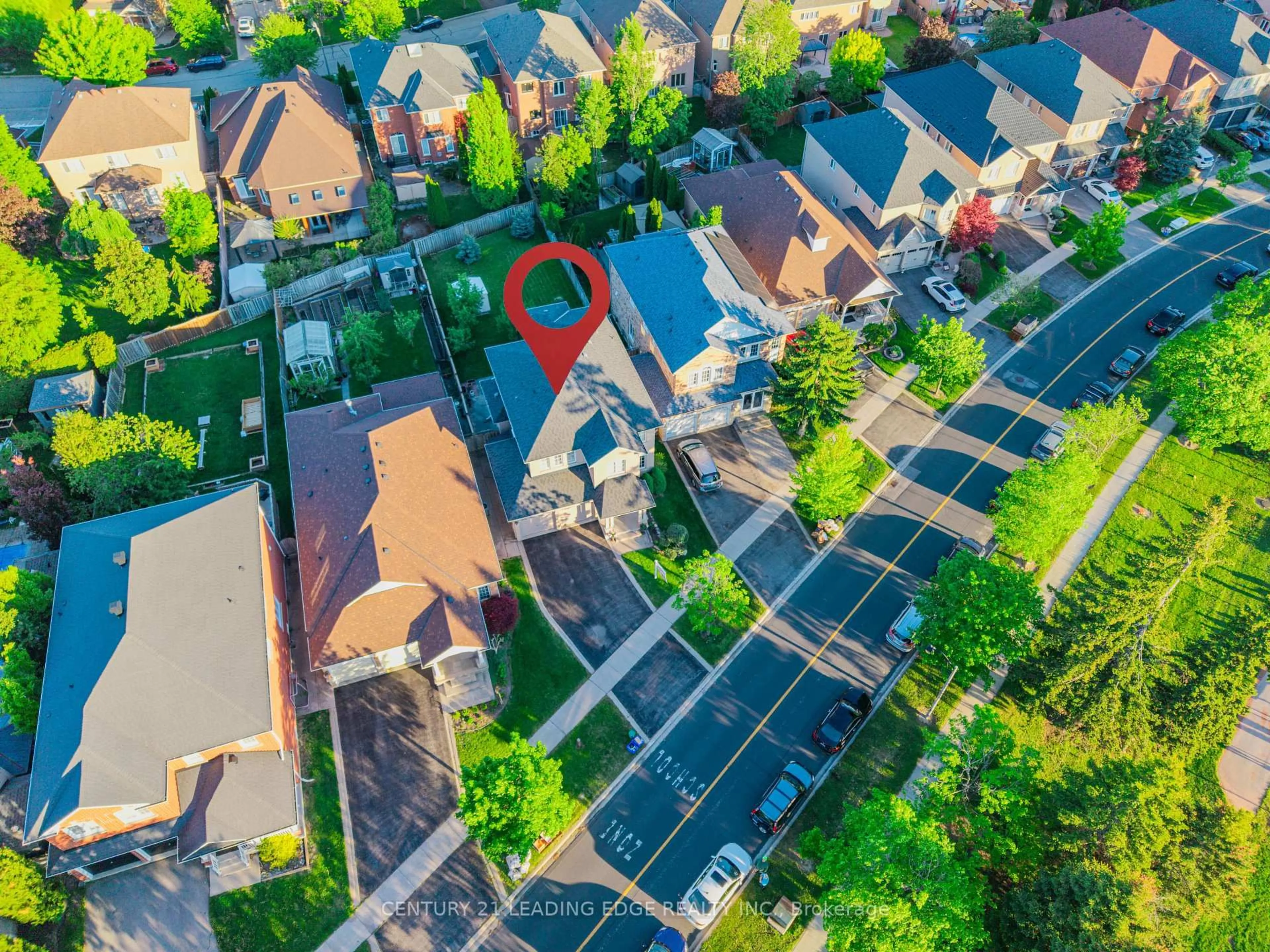 A pic from outside/outdoor area/front of a property/back of a property/a pic from drone, street for 40 Rouge Bank Dr, Markham Ontario L3S 4C7
