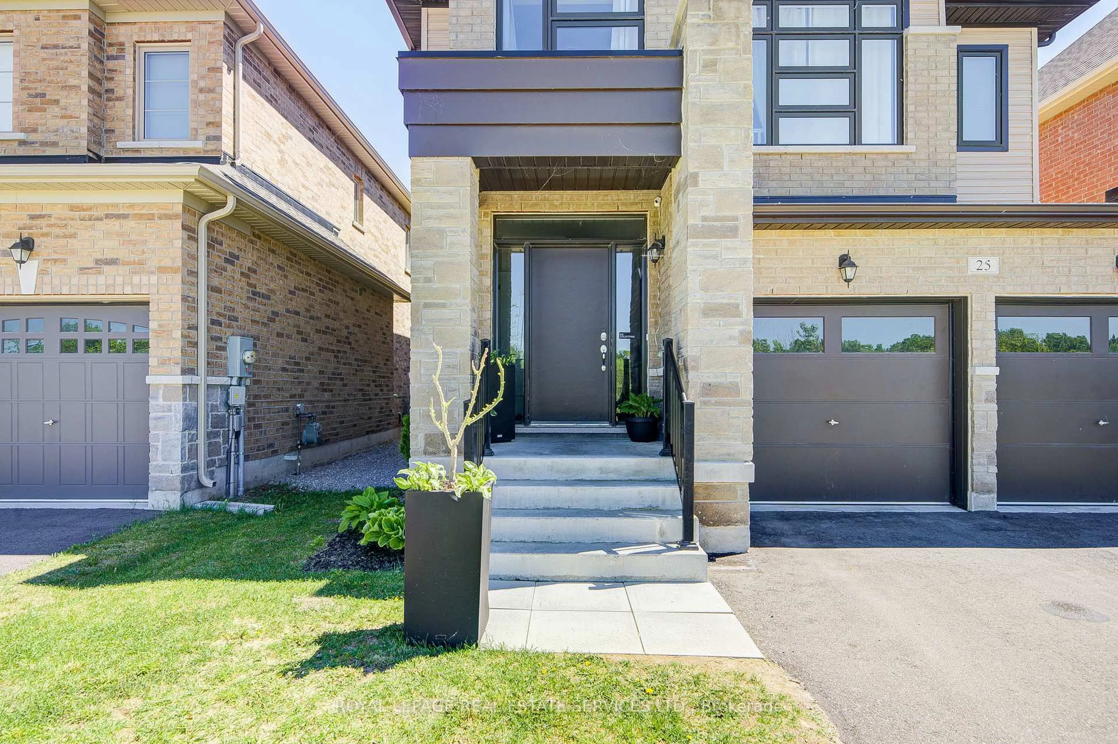 Home with brick exterior material, street for 25 Garrett Styles Dr, Georgina Ontario L4P 2E7
