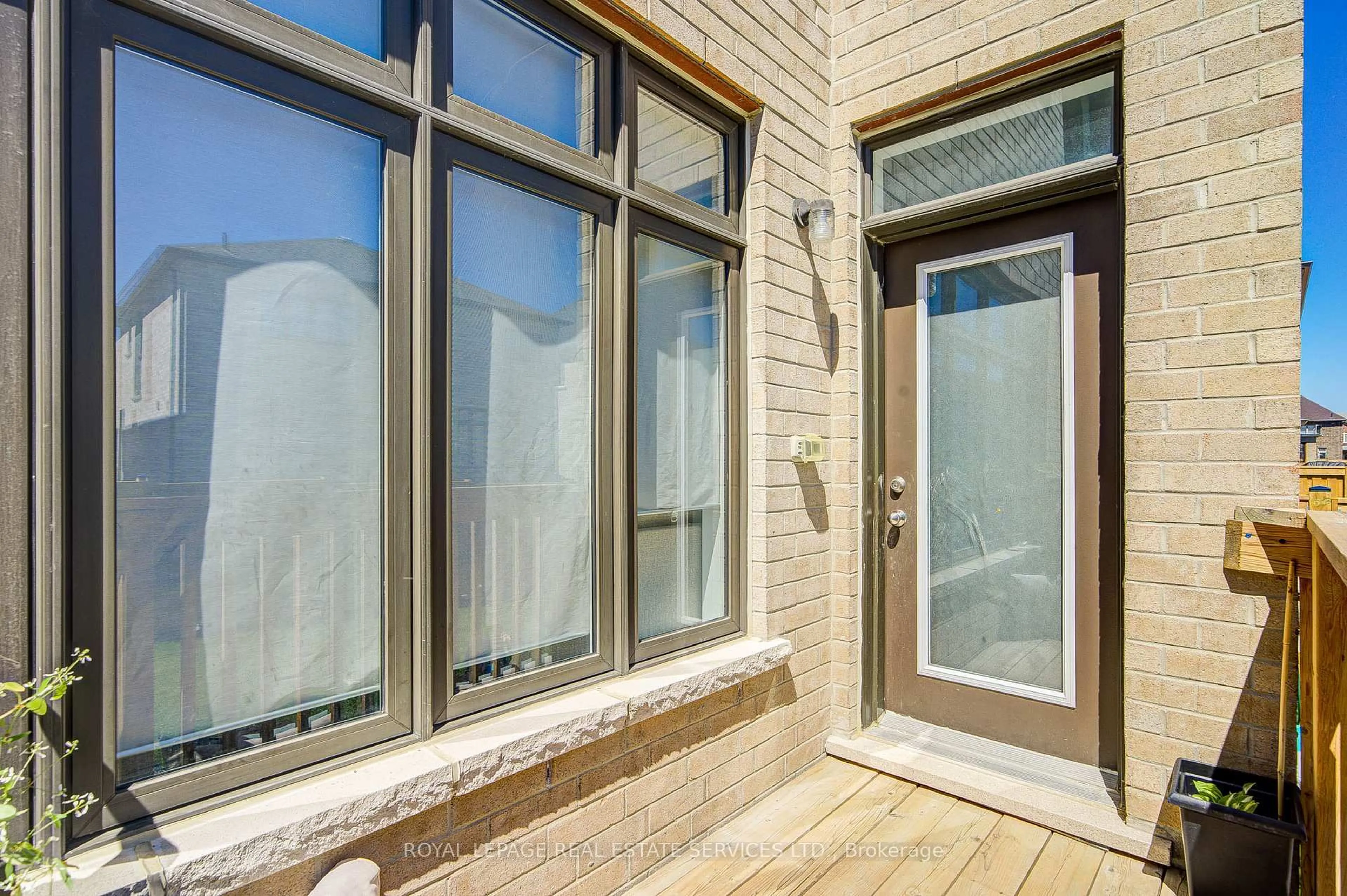 Indoor entryway for 25 Garrett Styles Dr, Georgina Ontario L4P 2E7