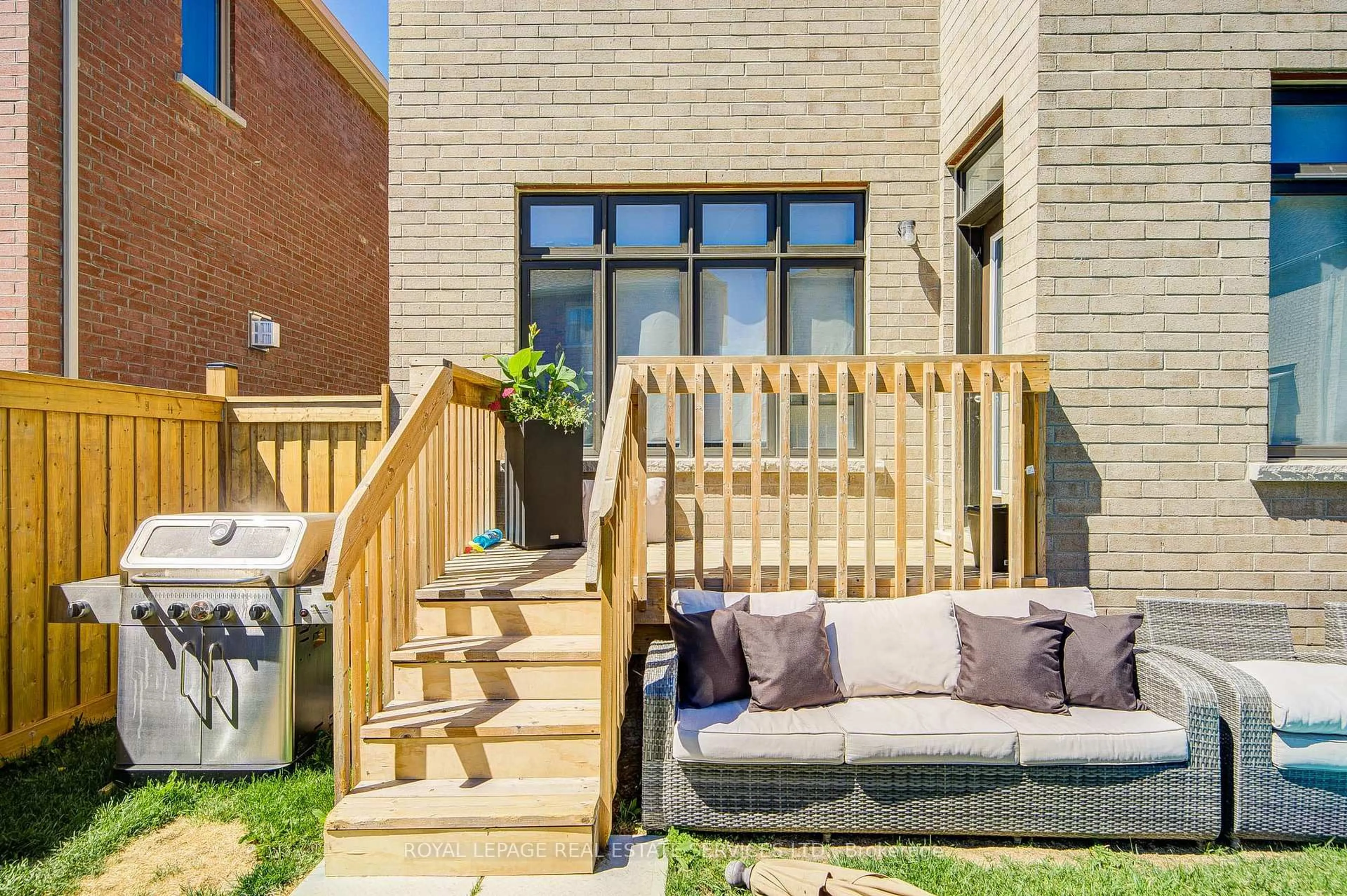 Patio, street for 25 Garrett Styles Dr, Georgina Ontario L4P 2E7