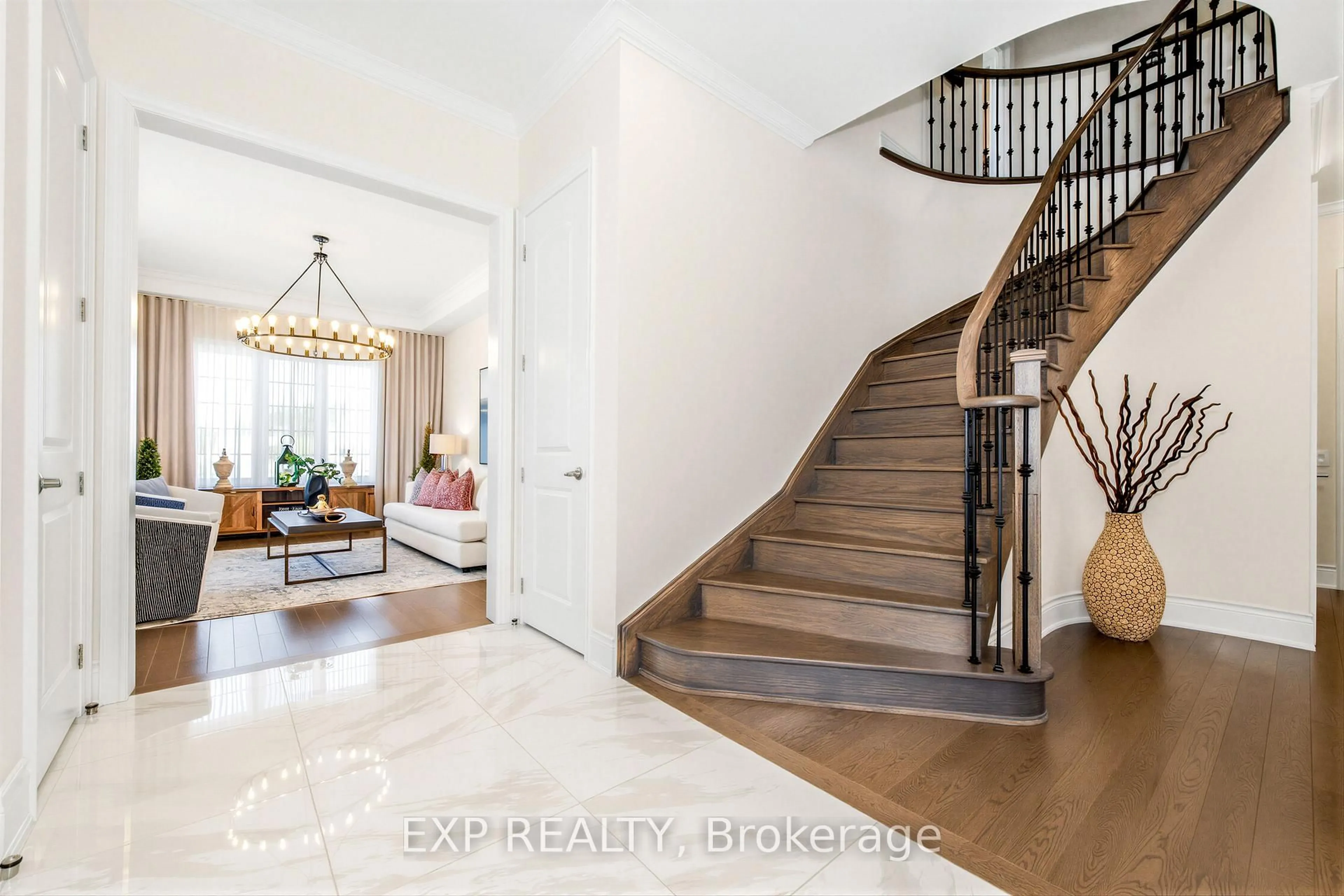 Indoor entryway for 130 Drizzel Ave, Richmond Hill Ontario L4E 1G8