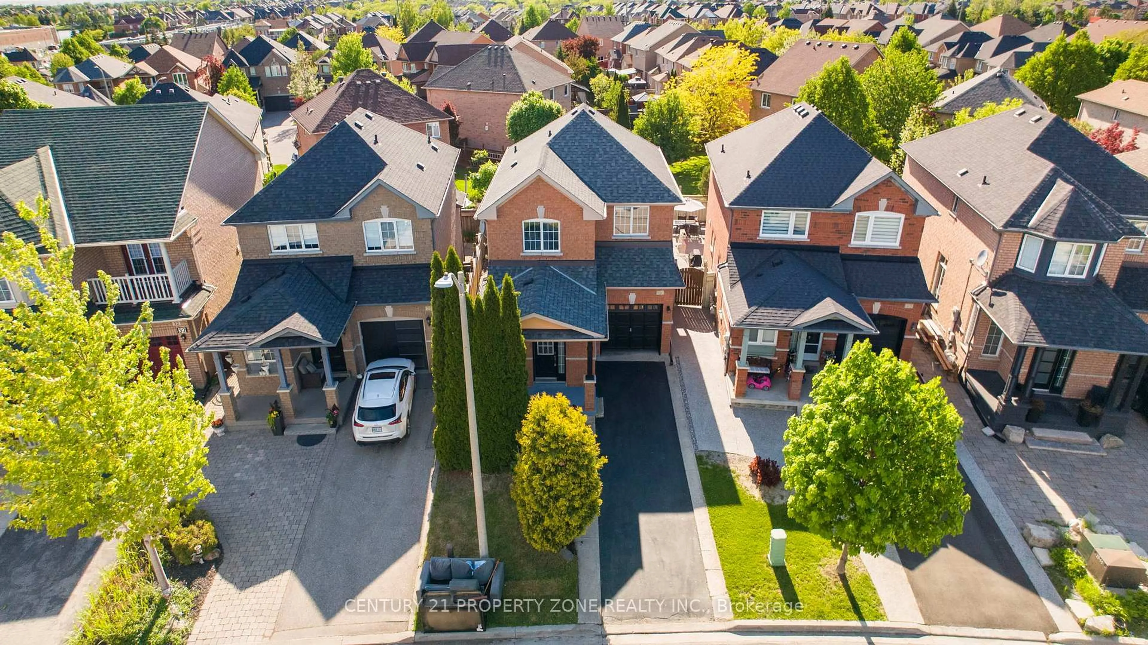 A pic from outside/outdoor area/front of a property/back of a property/a pic from drone, street for 24 Signet Way, Vaughan Ontario L4H 2E3