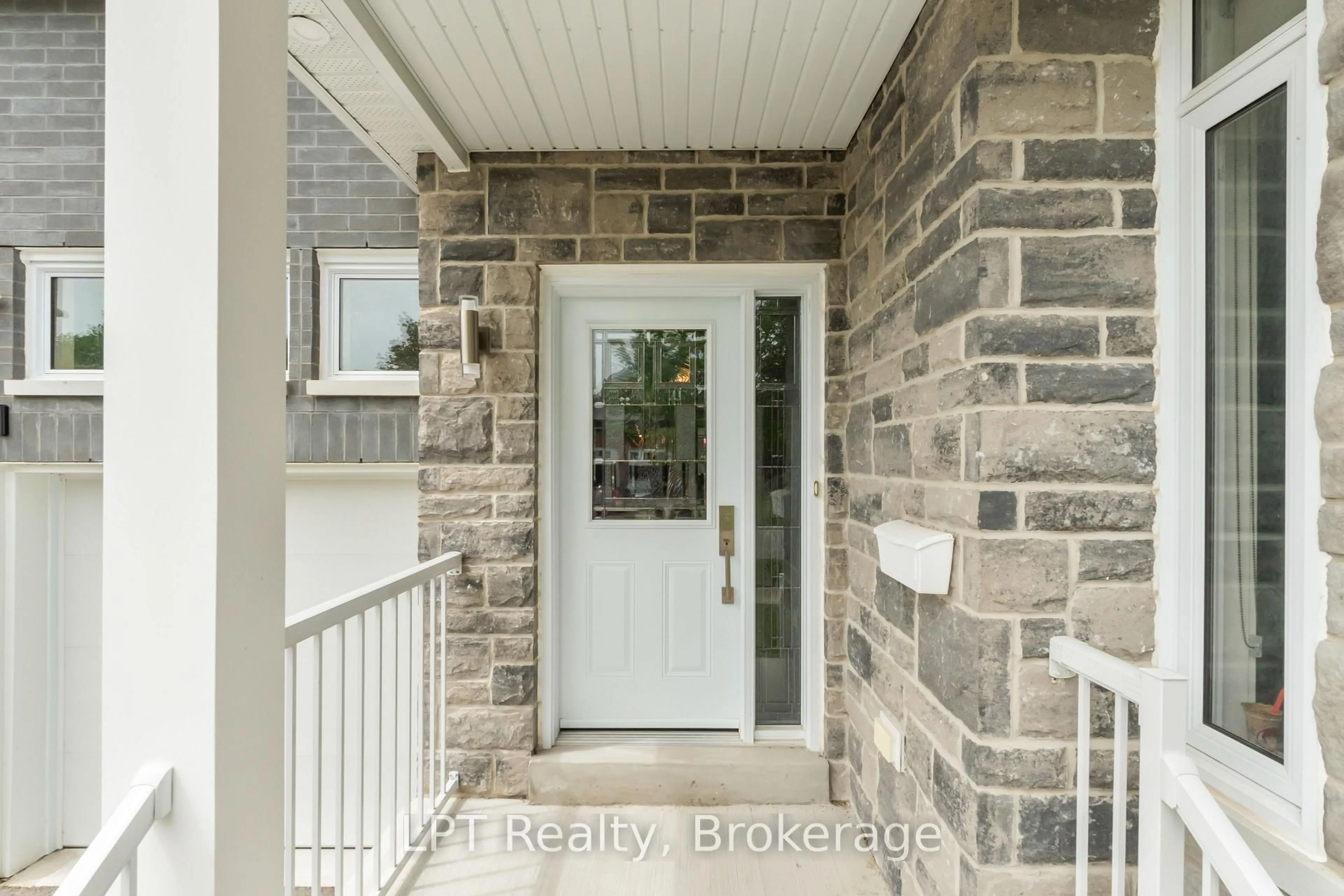 Indoor entryway for 111 Bayview Ave, Georgina Ontario L4P 3Z3
