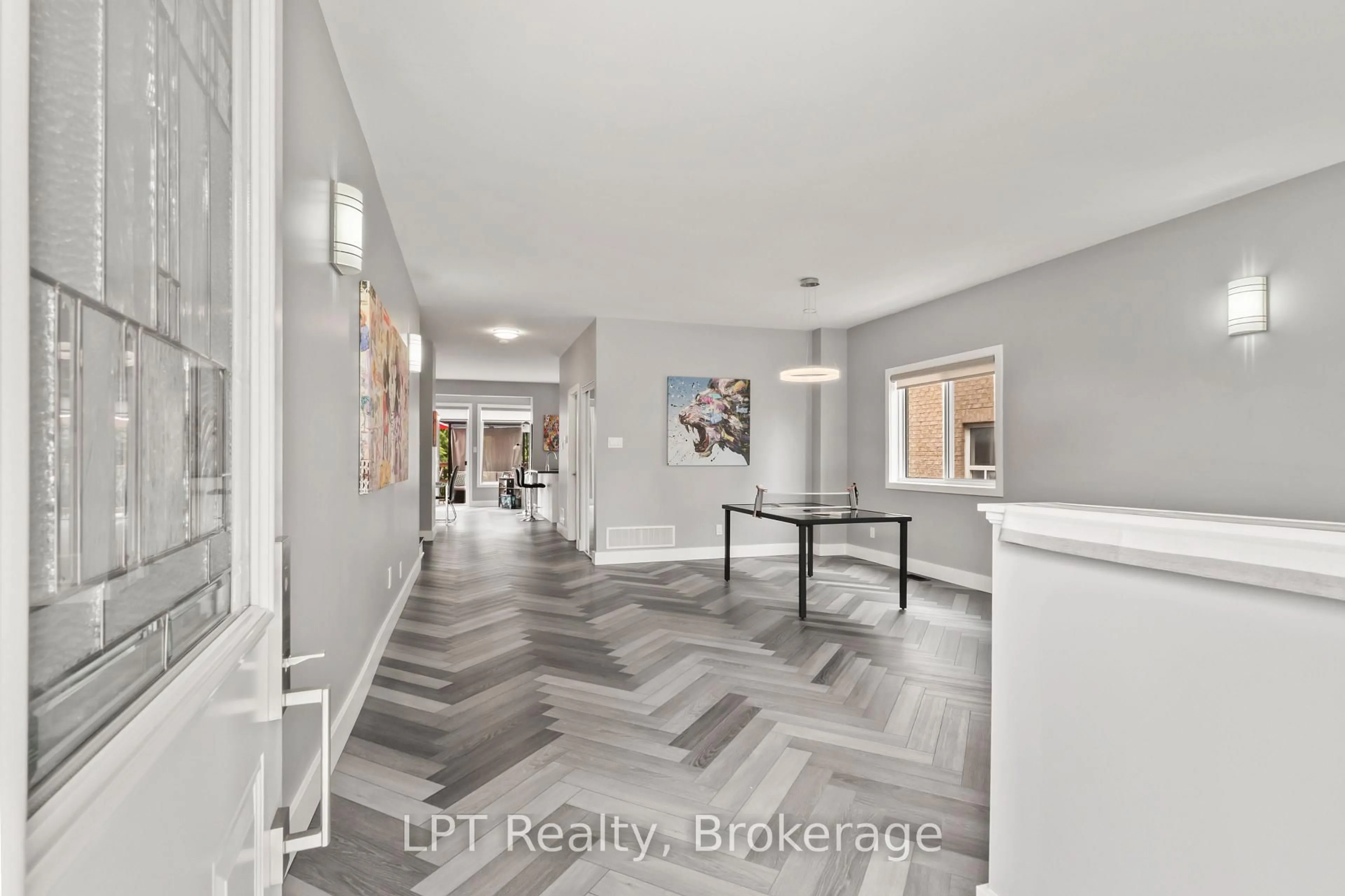 Indoor entryway for 111 Bayview Ave, Georgina Ontario L4P 3Z3