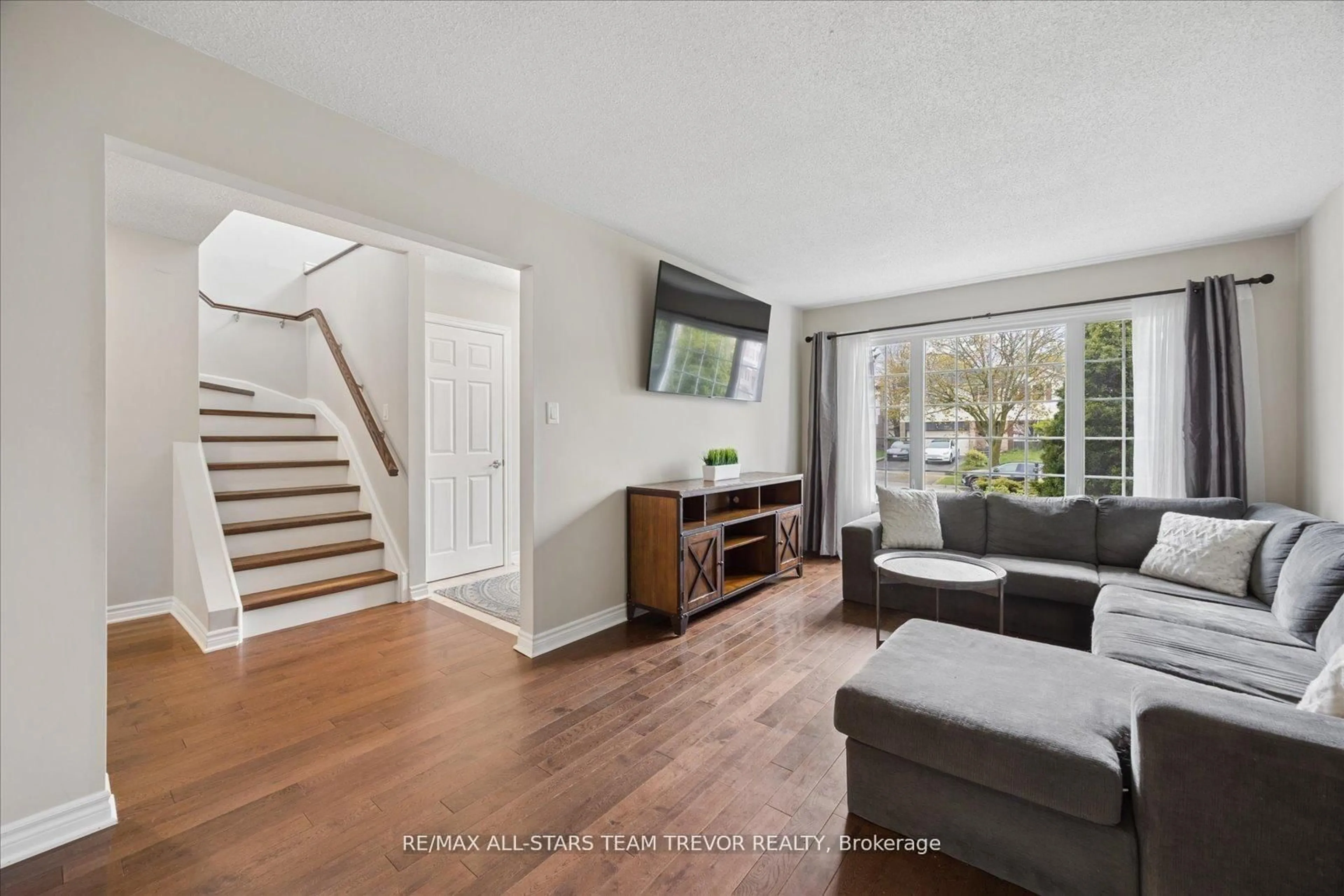 Living room with furniture, unknown for 123 Lowe Blvd, Newmarket Ontario L3Y 5T3