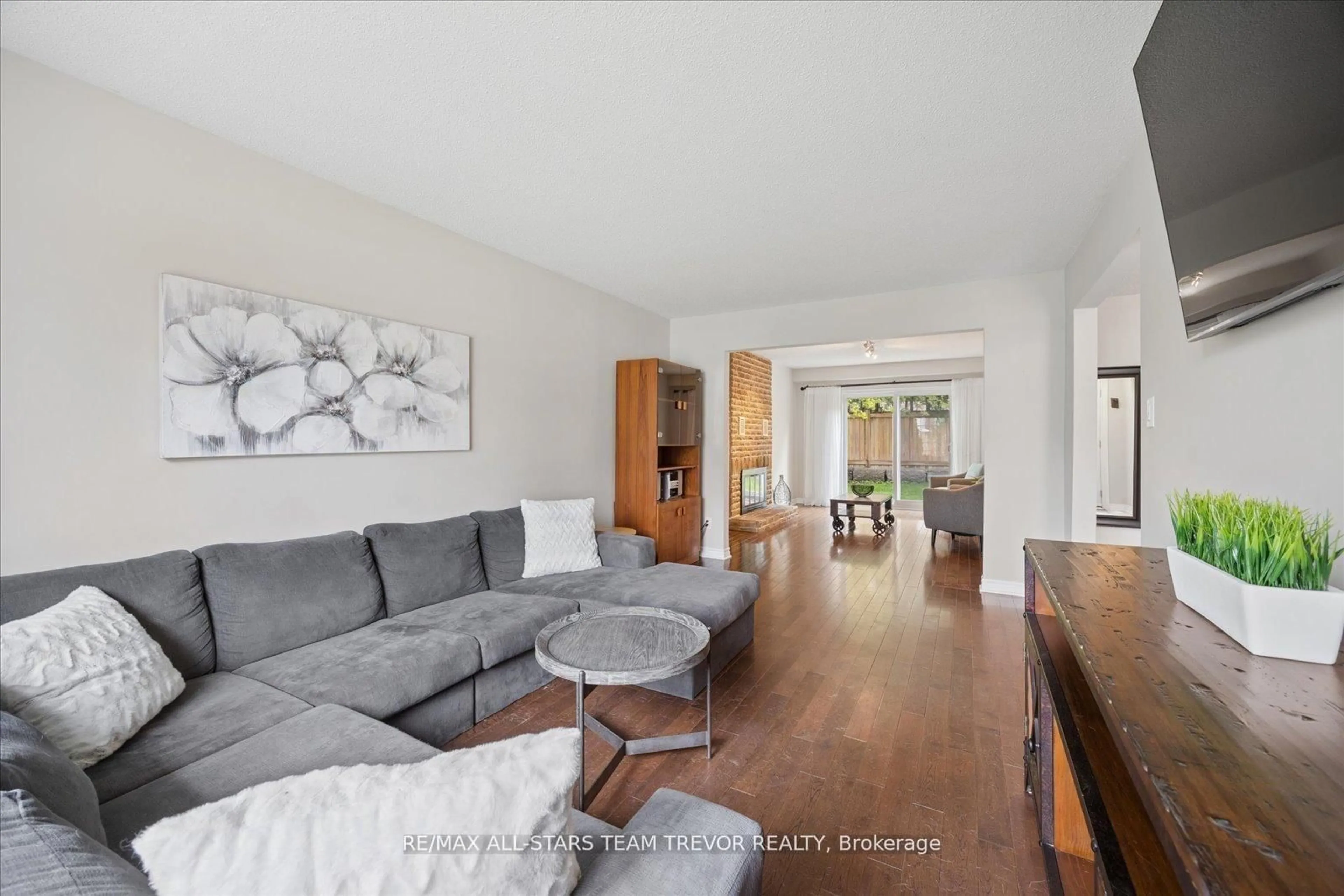 Living room with furniture, unknown for 123 Lowe Blvd, Newmarket Ontario L3Y 5T3
