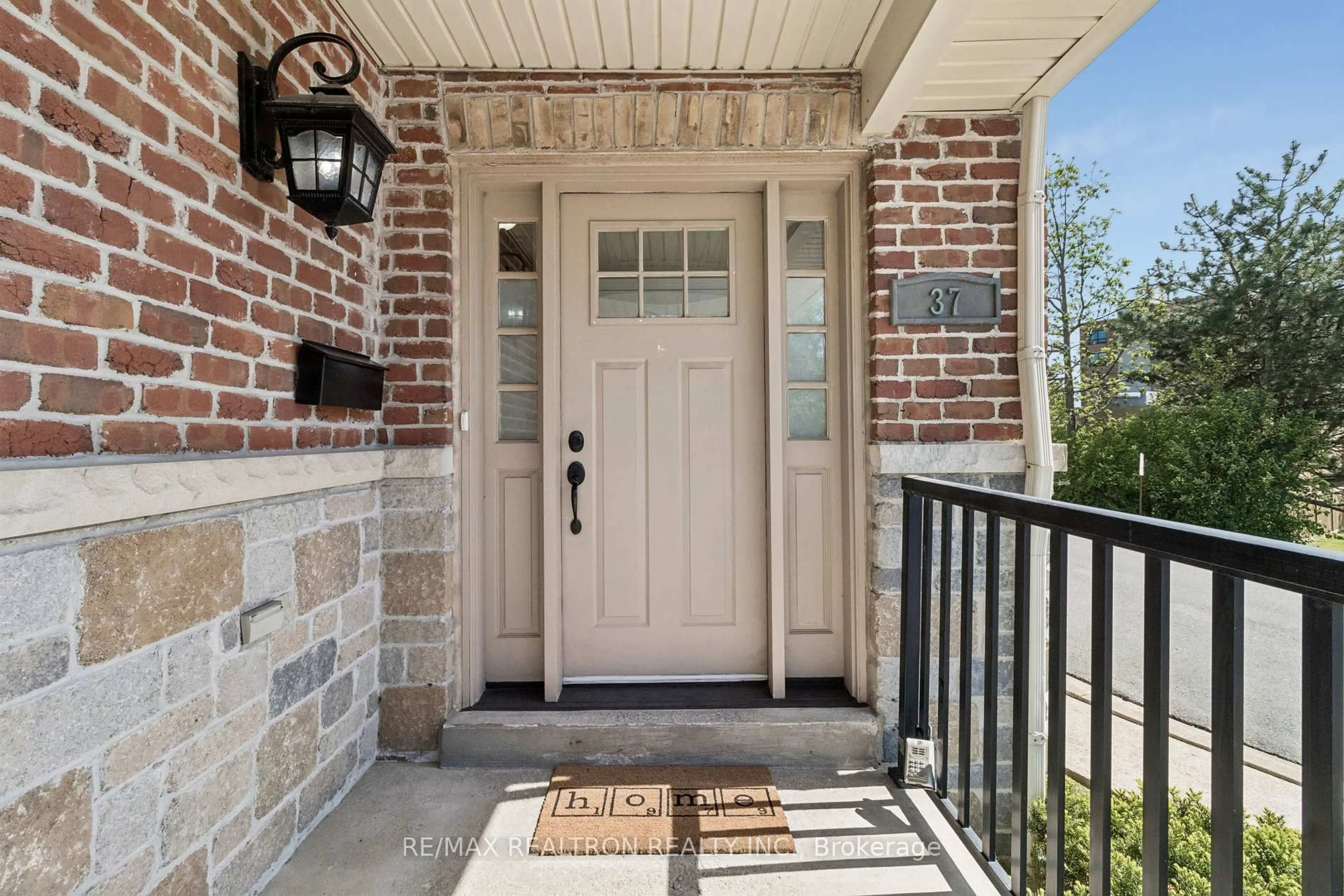 Indoor entryway for 37 Bullock Dr, Markham Ontario L3P 8P1