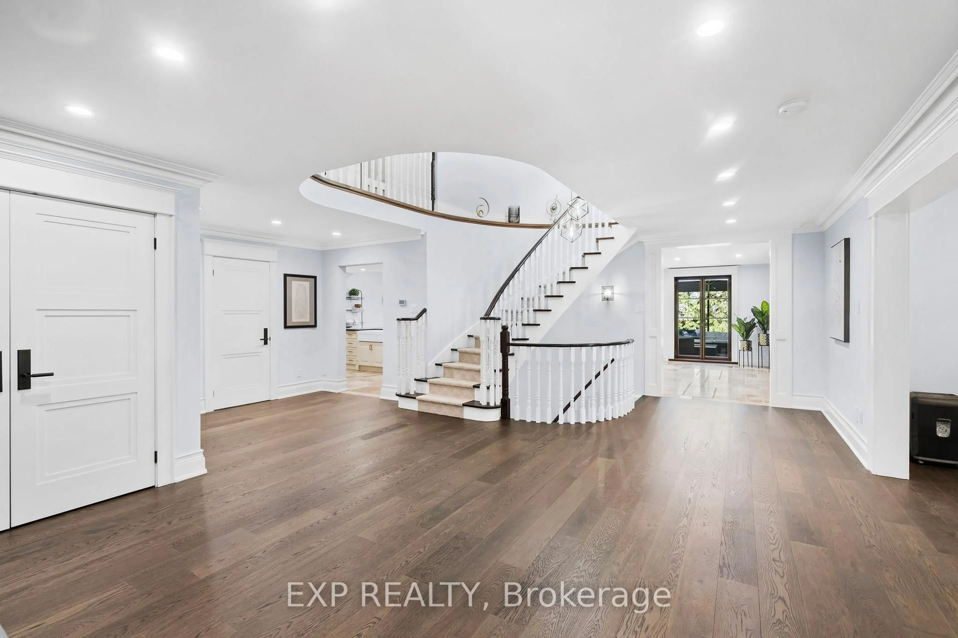 Indoor entryway for 816 Norwick Rd, Newmarket Ontario L3X 1K8