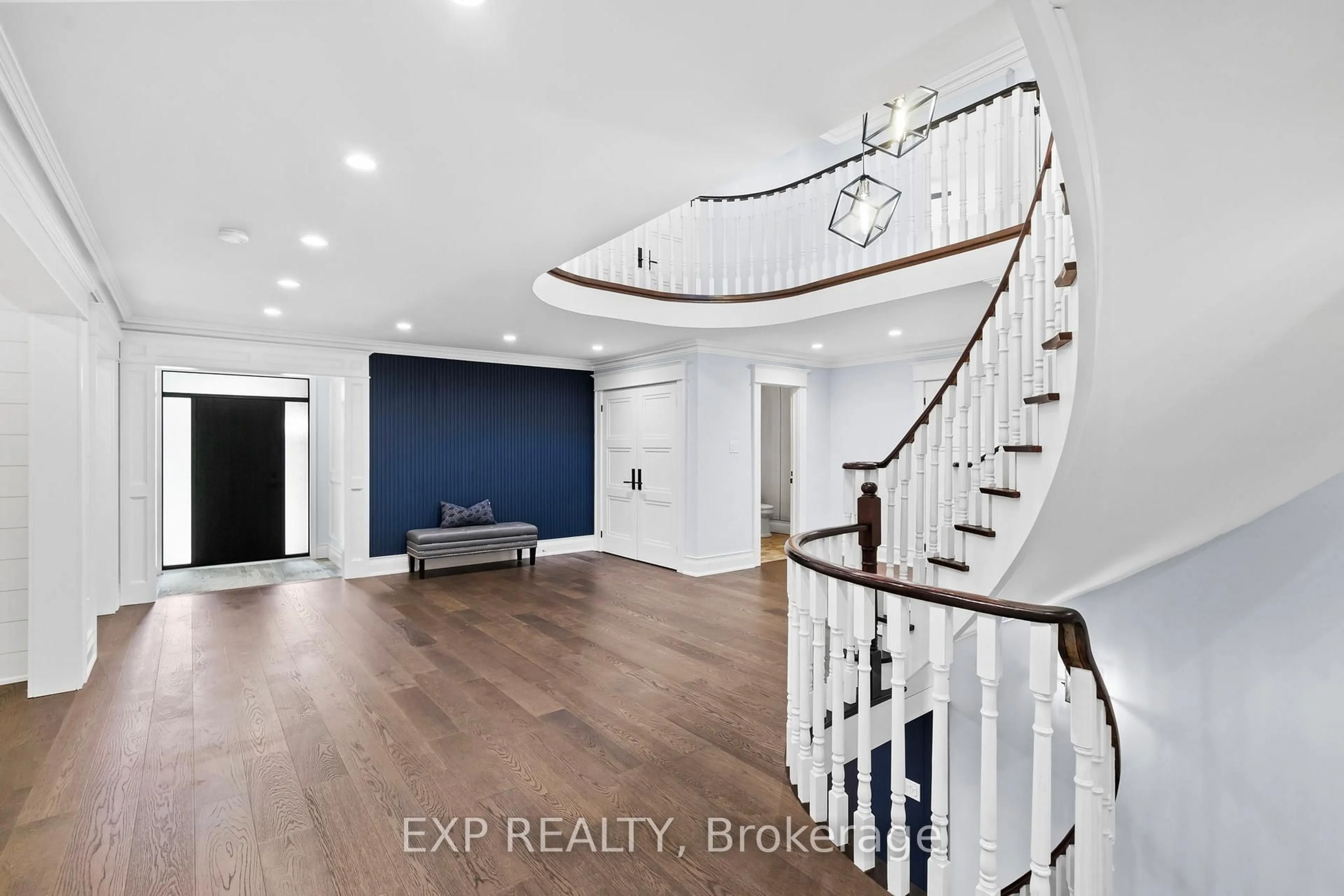 Indoor entryway for 816 Norwick Rd, Newmarket Ontario L3X 1K8