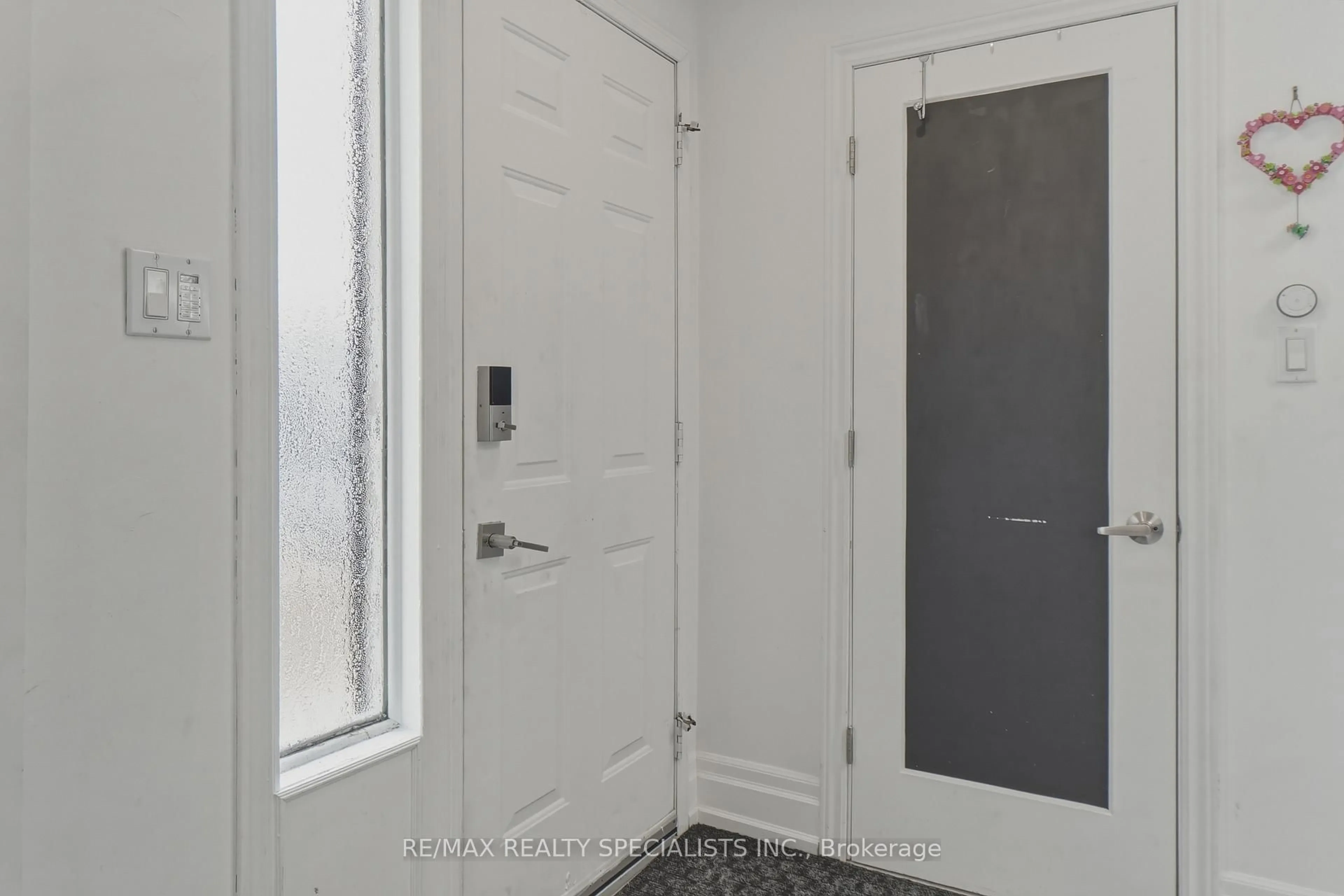 Indoor entryway for 34 Alphonsus Crt, New Tecumseth Ontario L0G 1W0