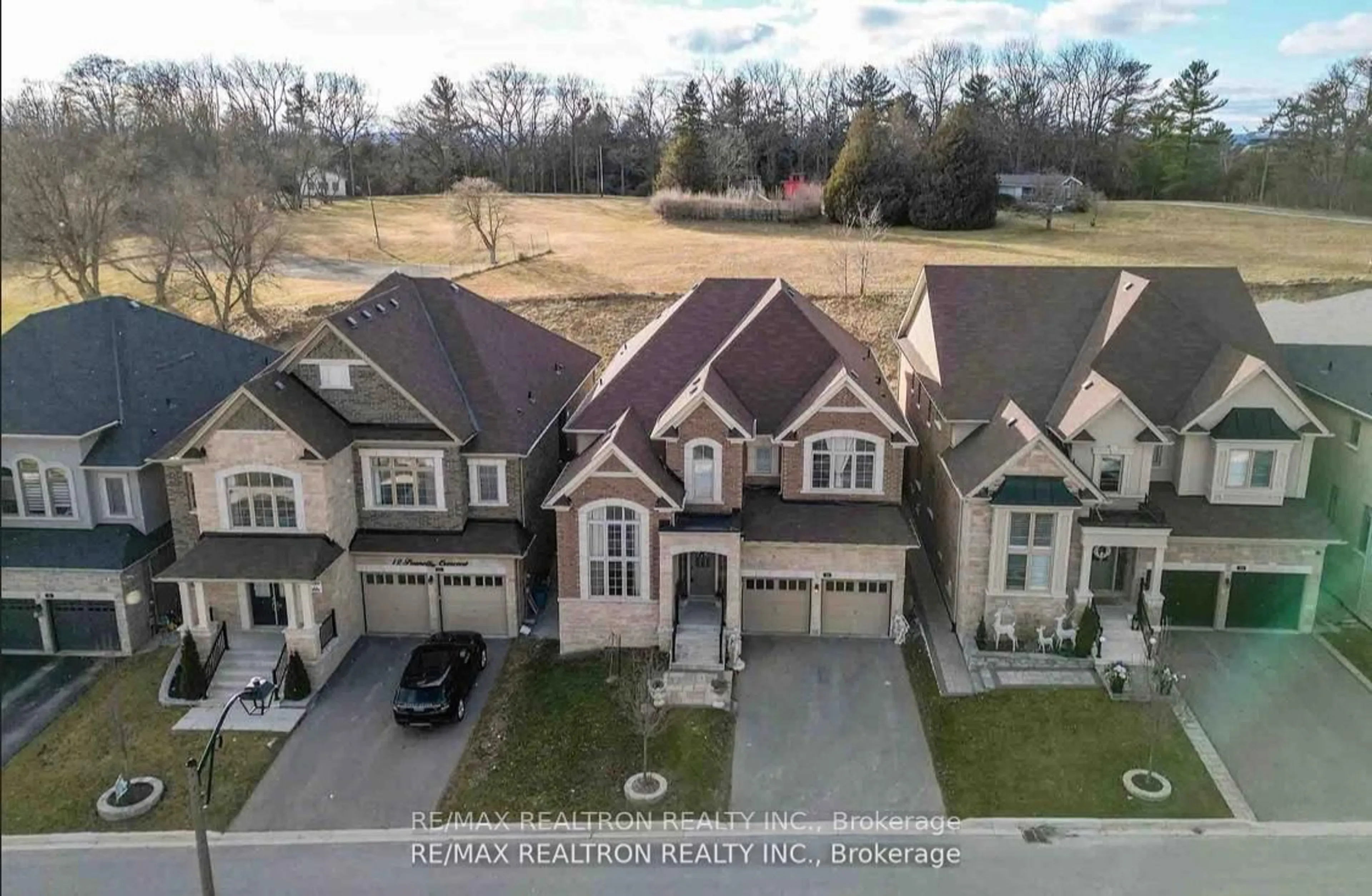 A pic from outside/outdoor area/front of a property/back of a property/a pic from drone, street for 16 Prunella Cres, East Gwillimbury Ontario L9N 0S7