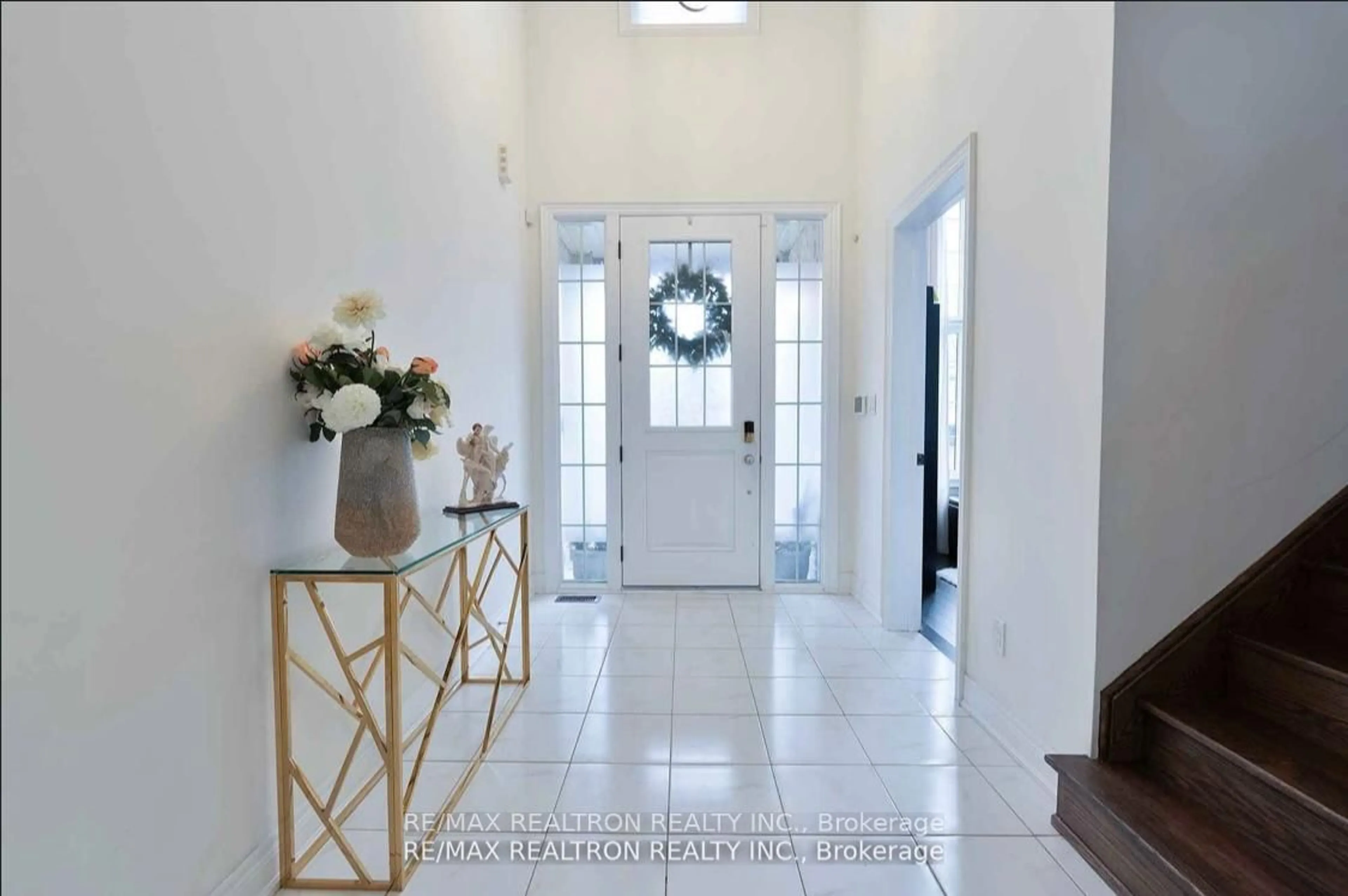 Indoor entryway for 16 Prunella Cres, East Gwillimbury Ontario L9N 0S7