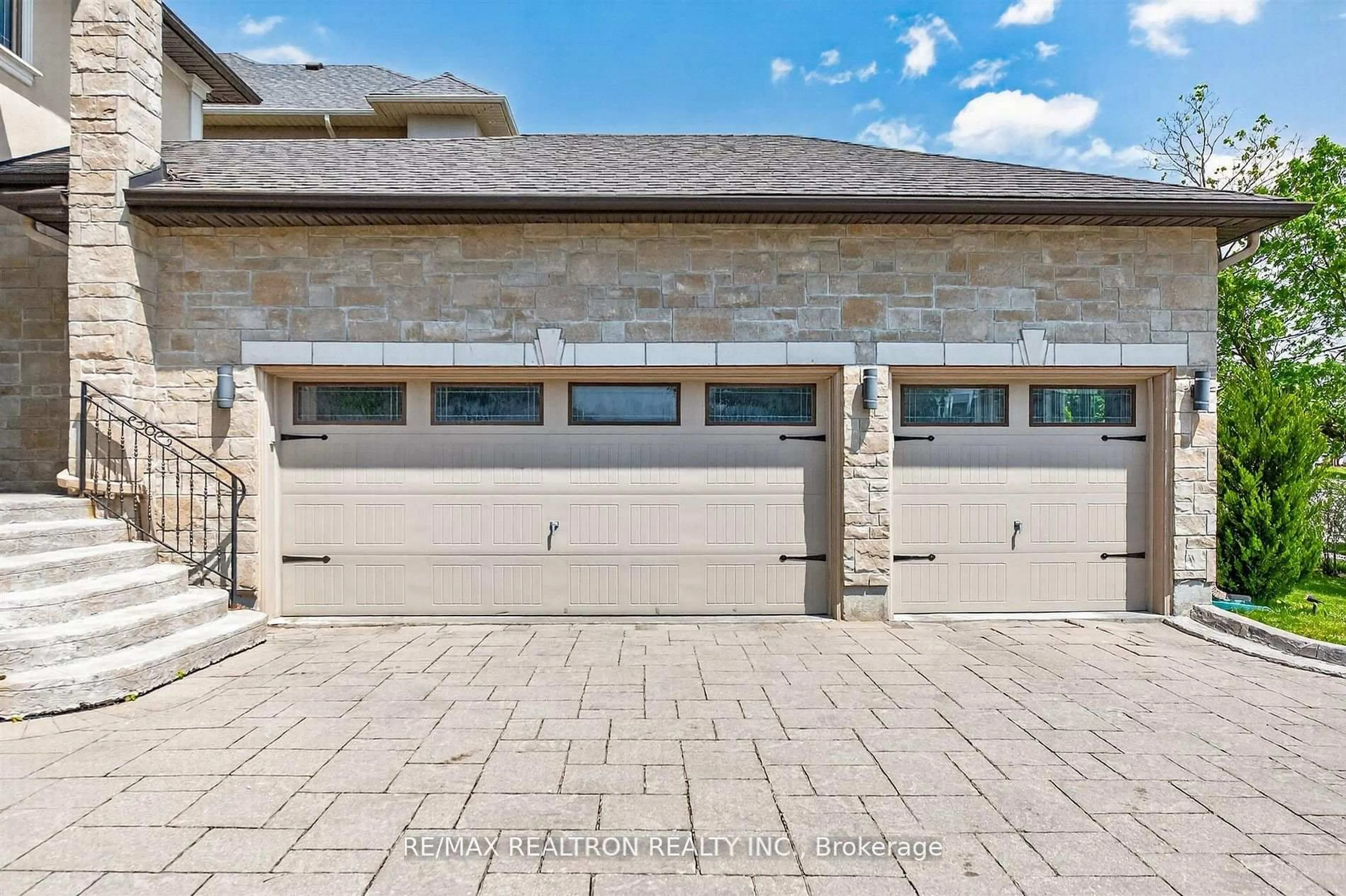 Unknown for 1001 Gorham St, Newmarket Ontario L3Y 5G9
