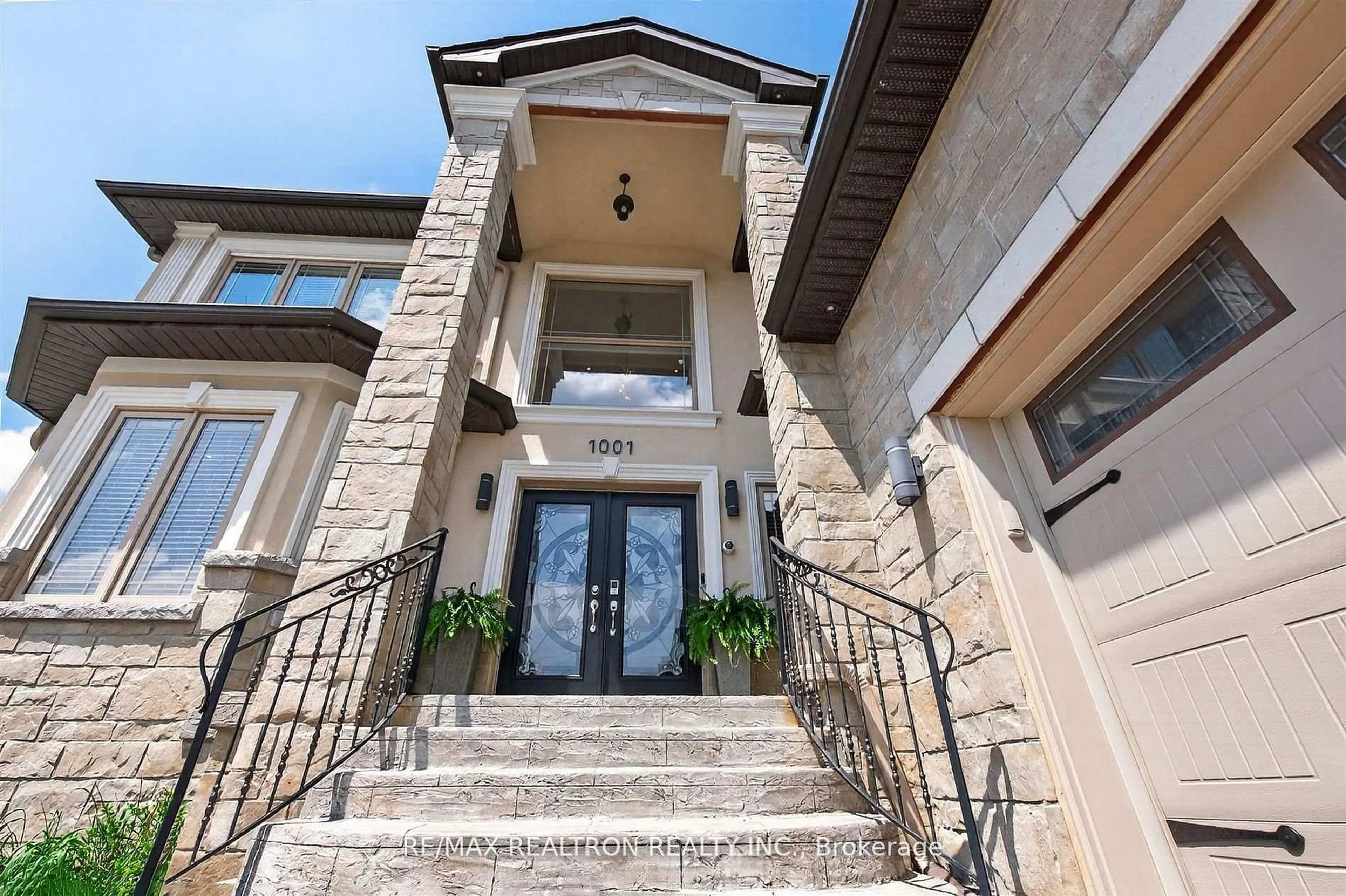 Unknown for 1001 Gorham St, Newmarket Ontario L3Y 5G9