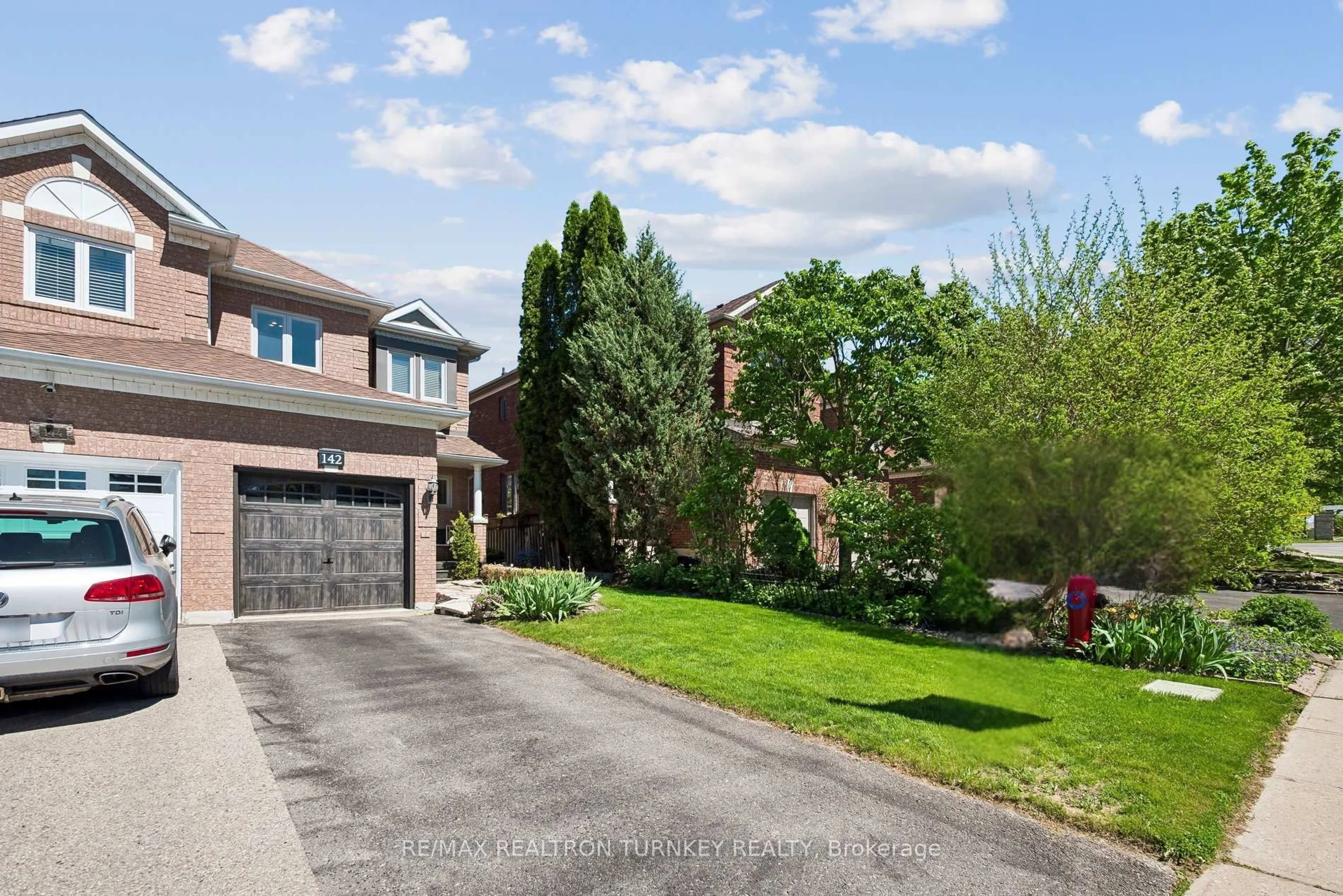 A pic from outside/outdoor area/front of a property/back of a property/a pic from drone, street for 142 Denise Circ, Newmarket Ontario L3X 2K1