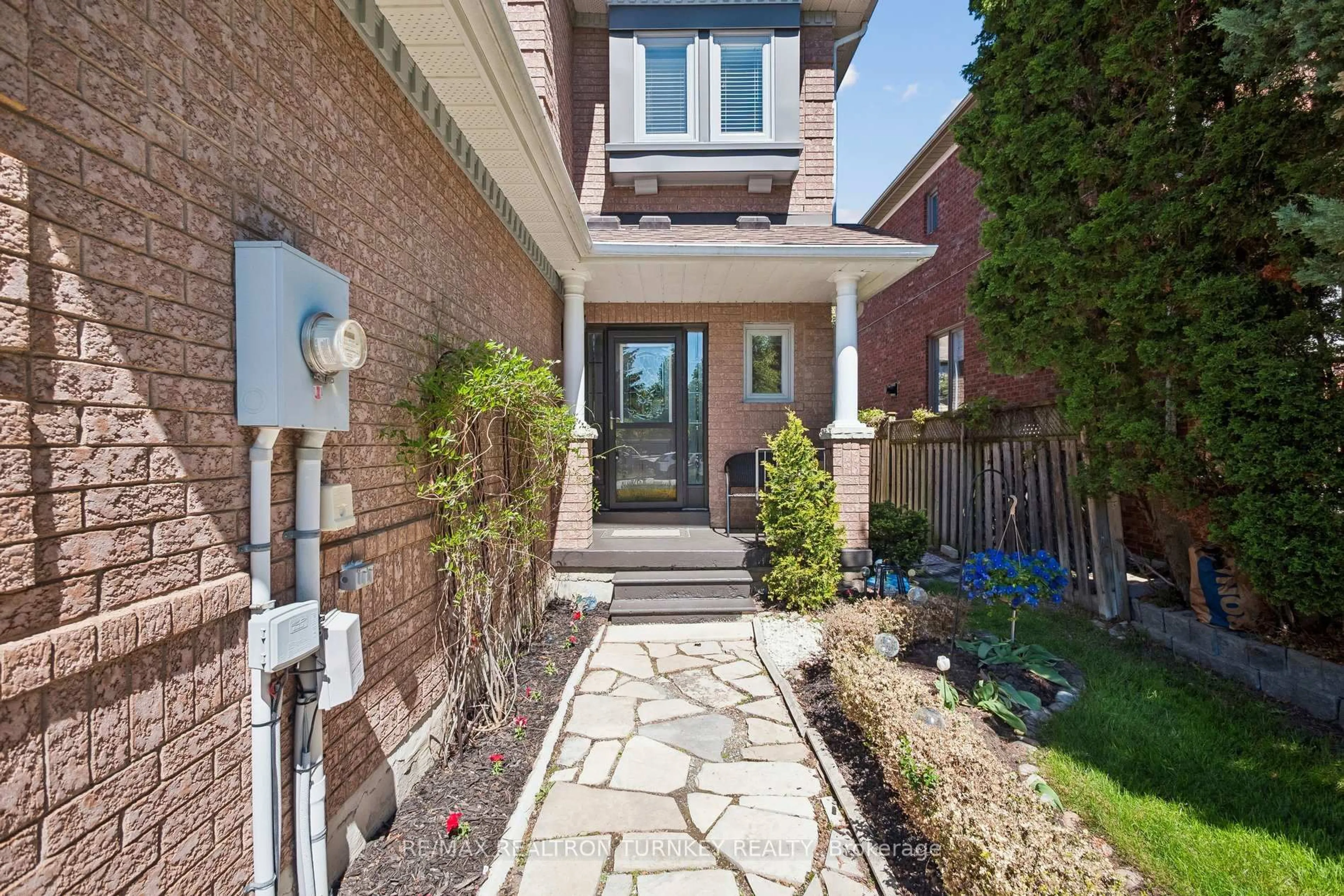 Home with brick exterior material, street for 142 Denise Circ, Newmarket Ontario L3X 2K1