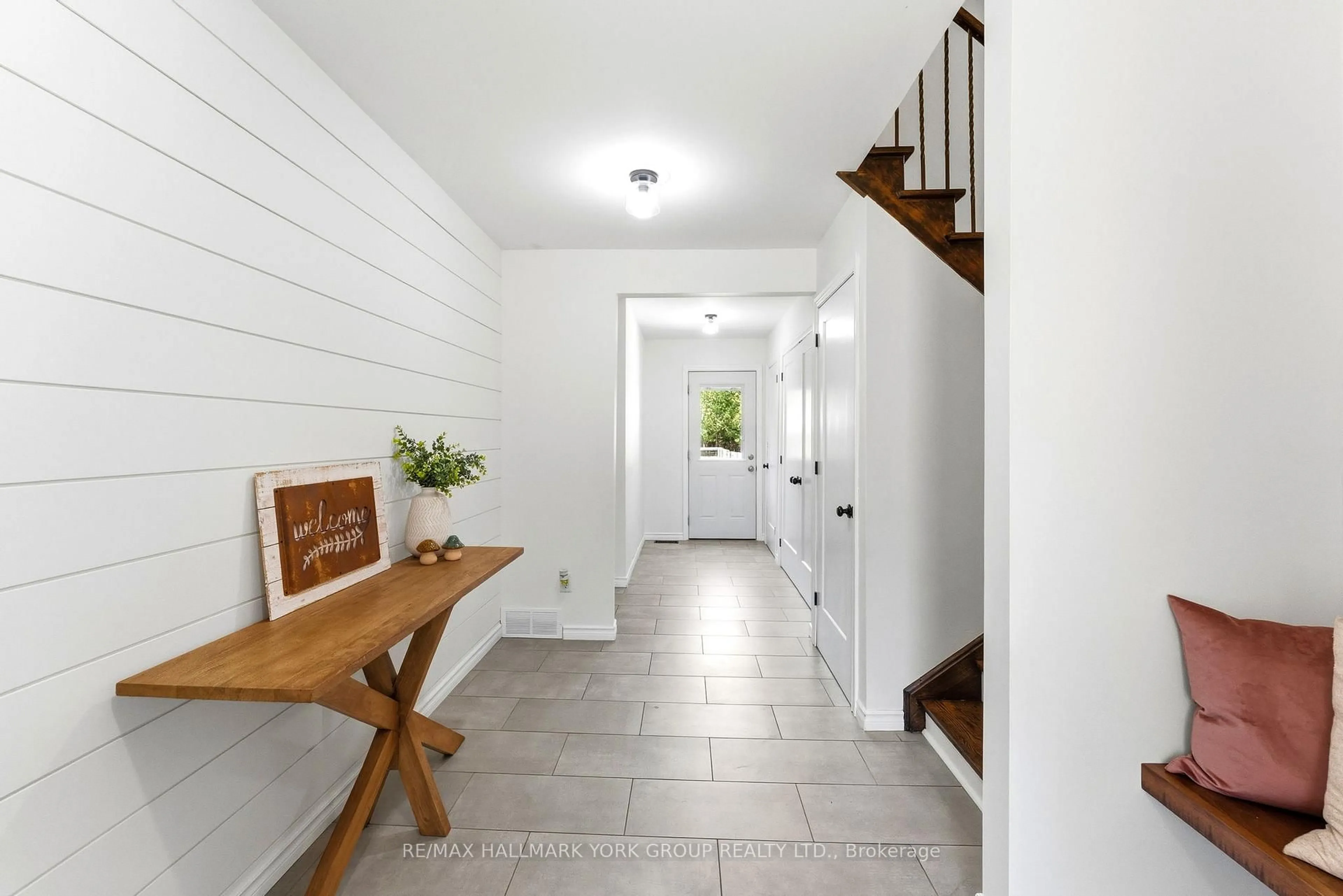 Indoor entryway for 135 Concession 14 Rd, Brock Ontario L0E 1N0