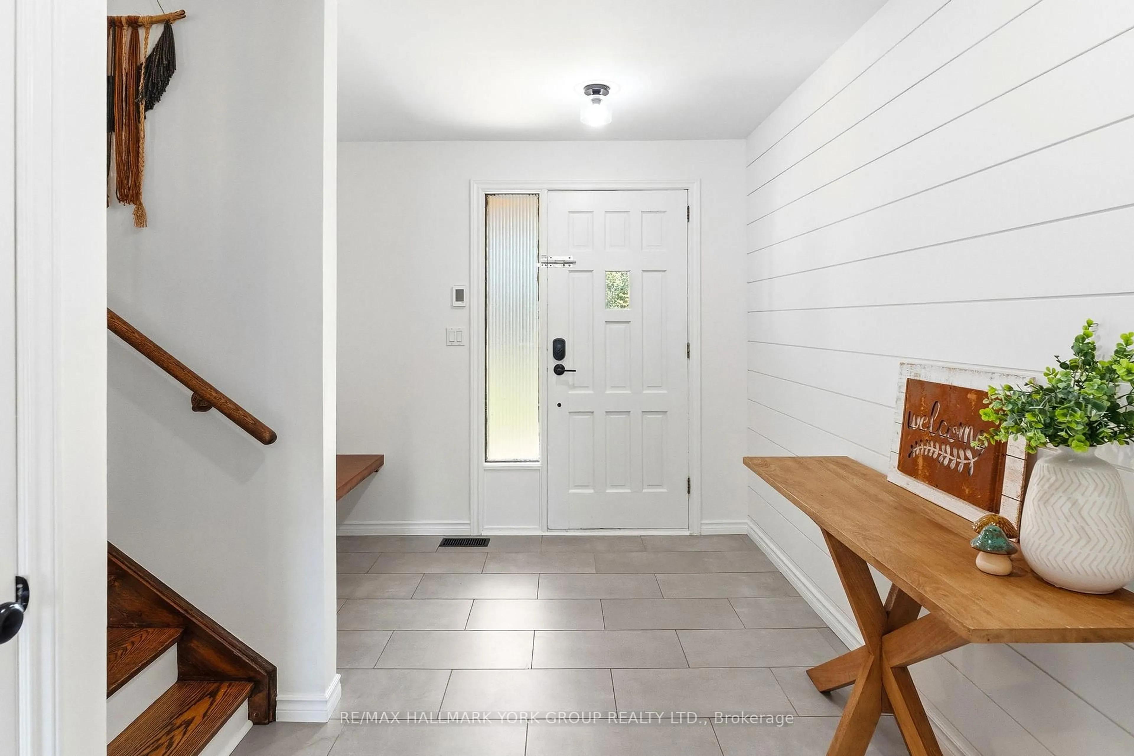 Indoor entryway for 135 Concession 14 Rd, Brock Ontario L0E 1N0