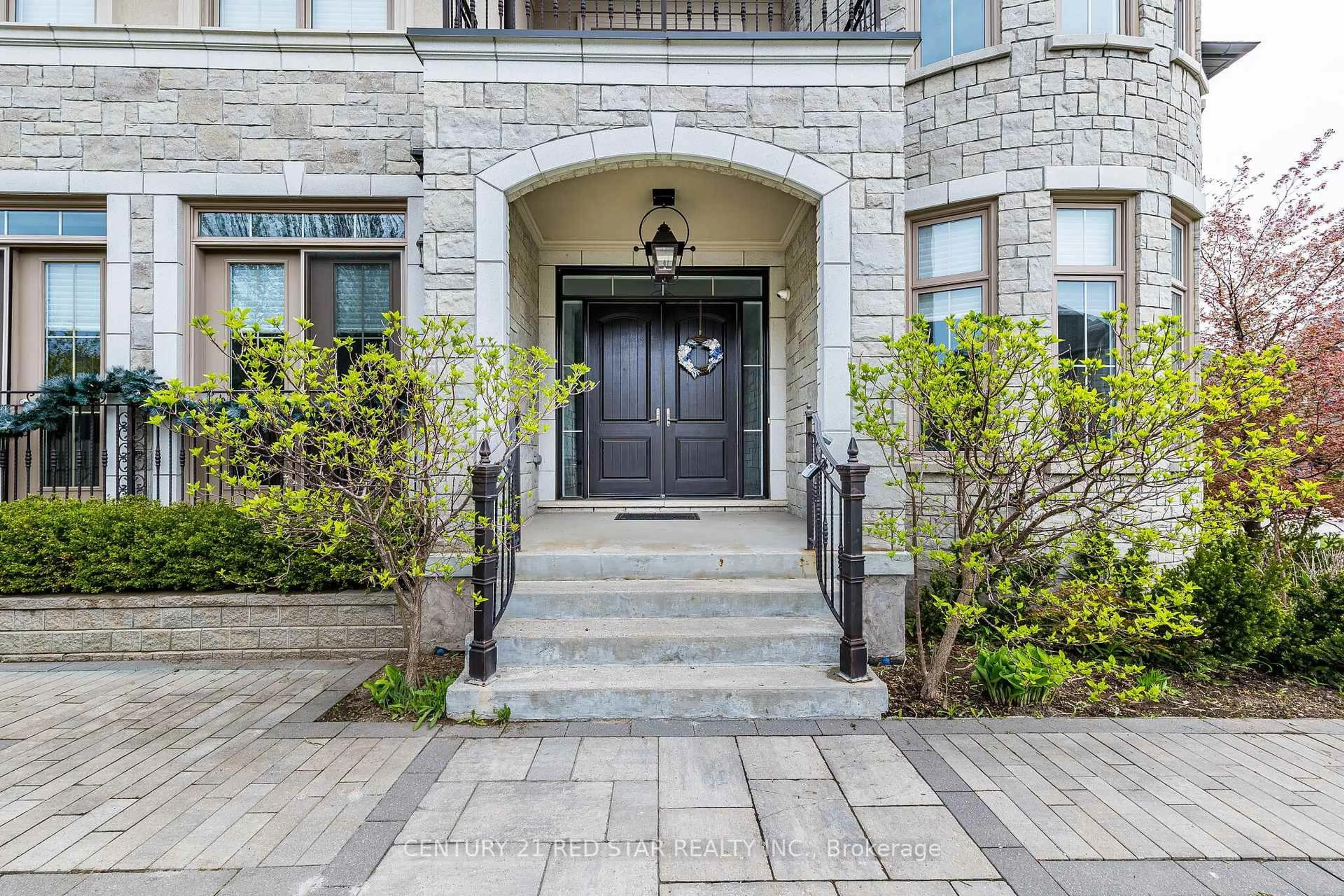 Indoor entryway for 62 Langdon Dr, King Ontario L7B 0M1