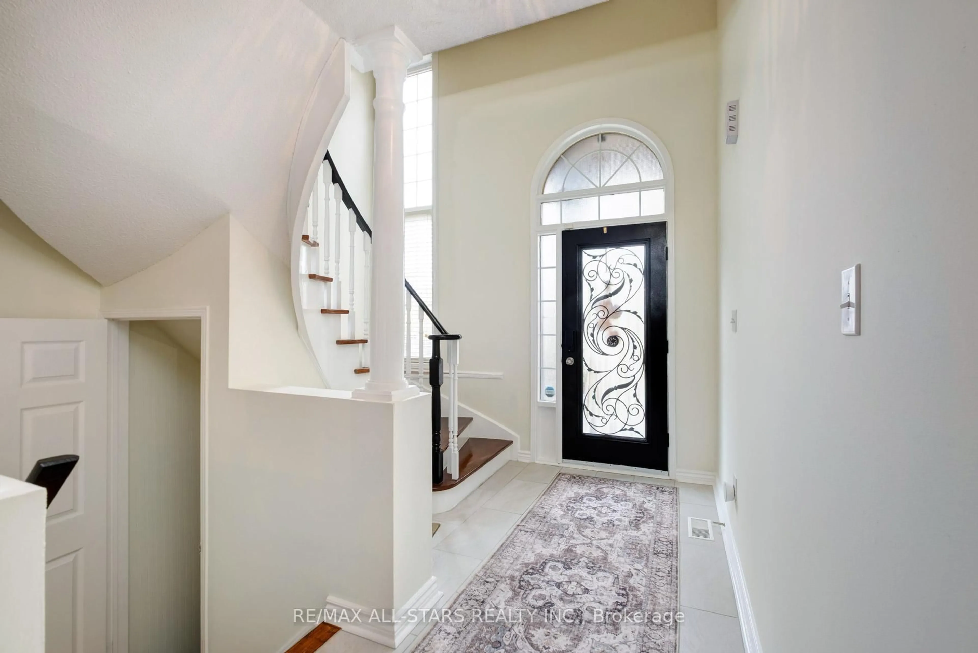Indoor entryway for 179 Drummond Dr, Vaughan Ontario L6A 3C4
