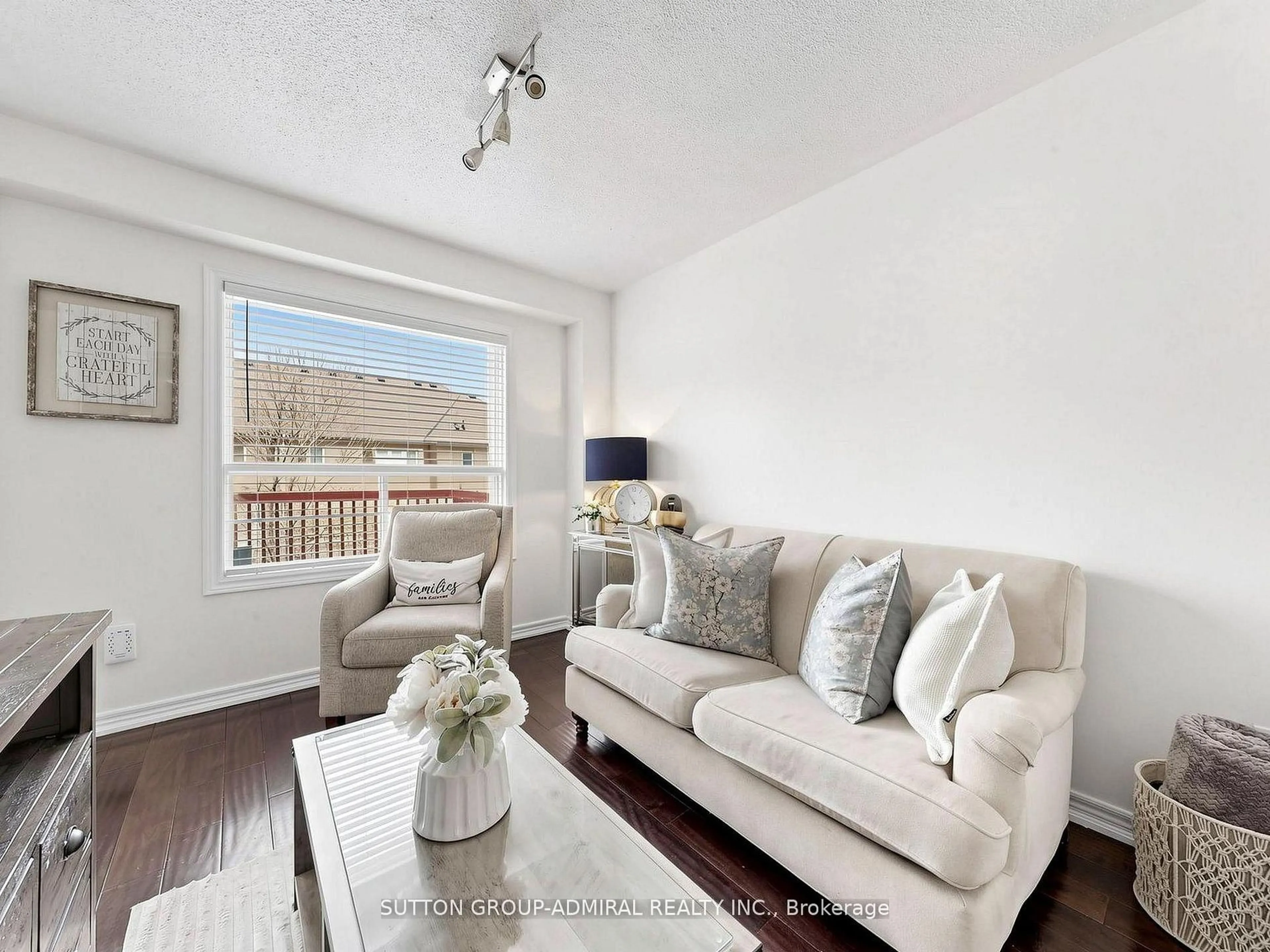 Living room with furniture, wood/laminate floor for 20 Breeze Dr, Bradford West Gwillimbury Ontario L3Z 3A7