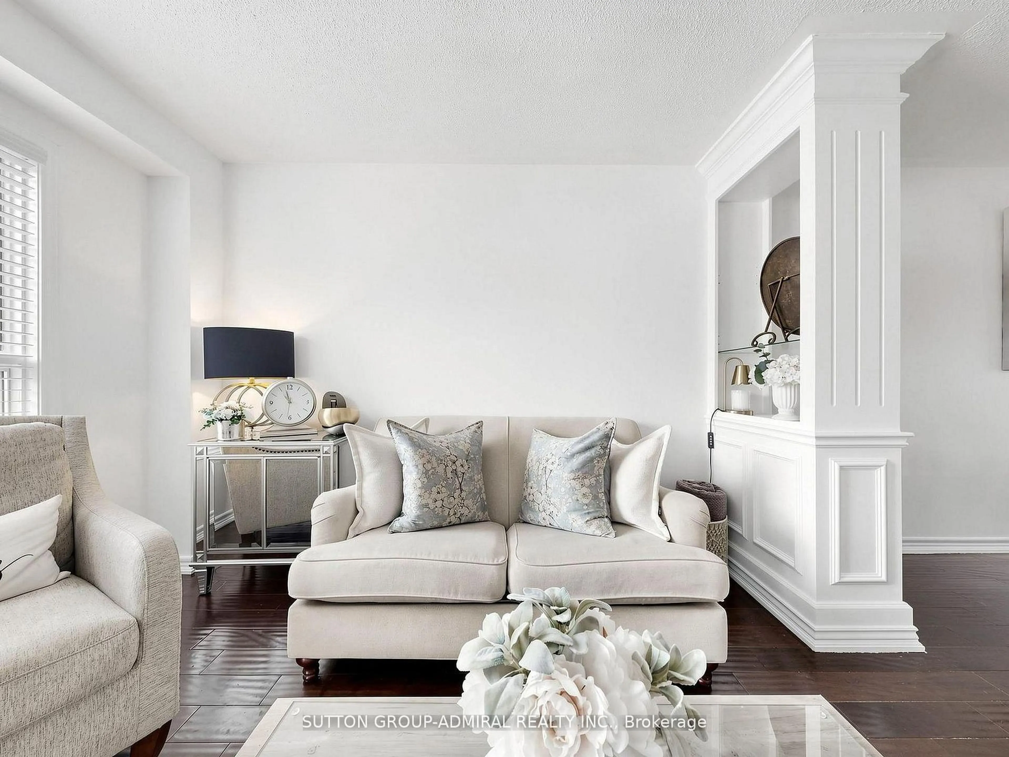 Living room with furniture, unknown for 20 Breeze Dr, Bradford West Gwillimbury Ontario L3Z 3A7