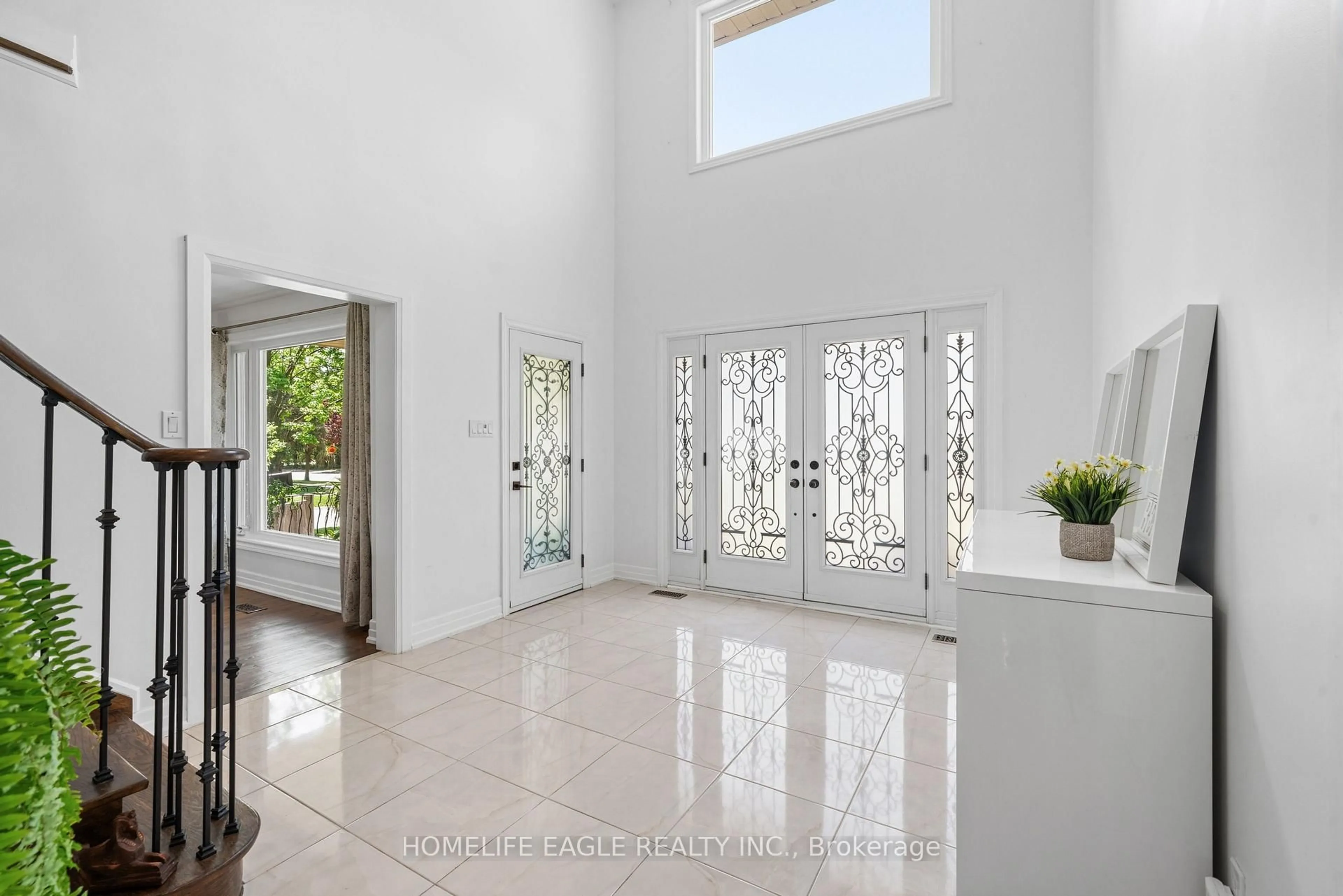 Indoor foyer for 304 Firglen Rdge, Vaughan Ontario L4L 1N7