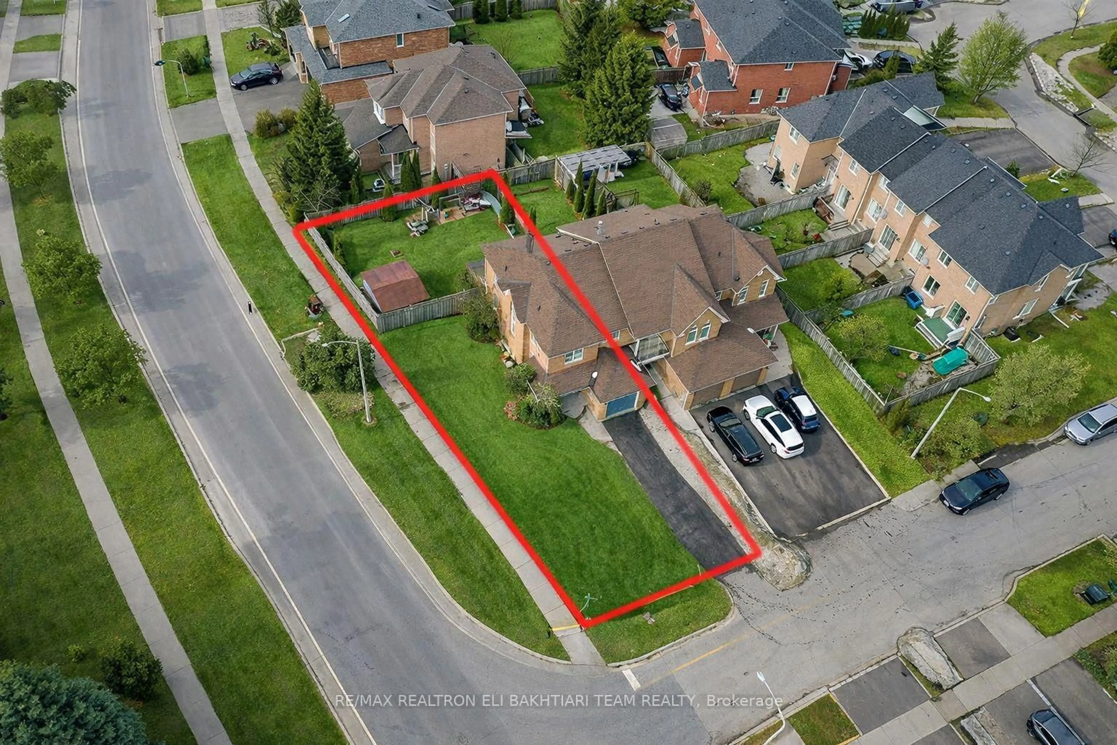 A pic from outside/outdoor area/front of a property/back of a property/a pic from drone, street for 133 Long Point Dr, Richmond Hill Ontario L4E 3Z6