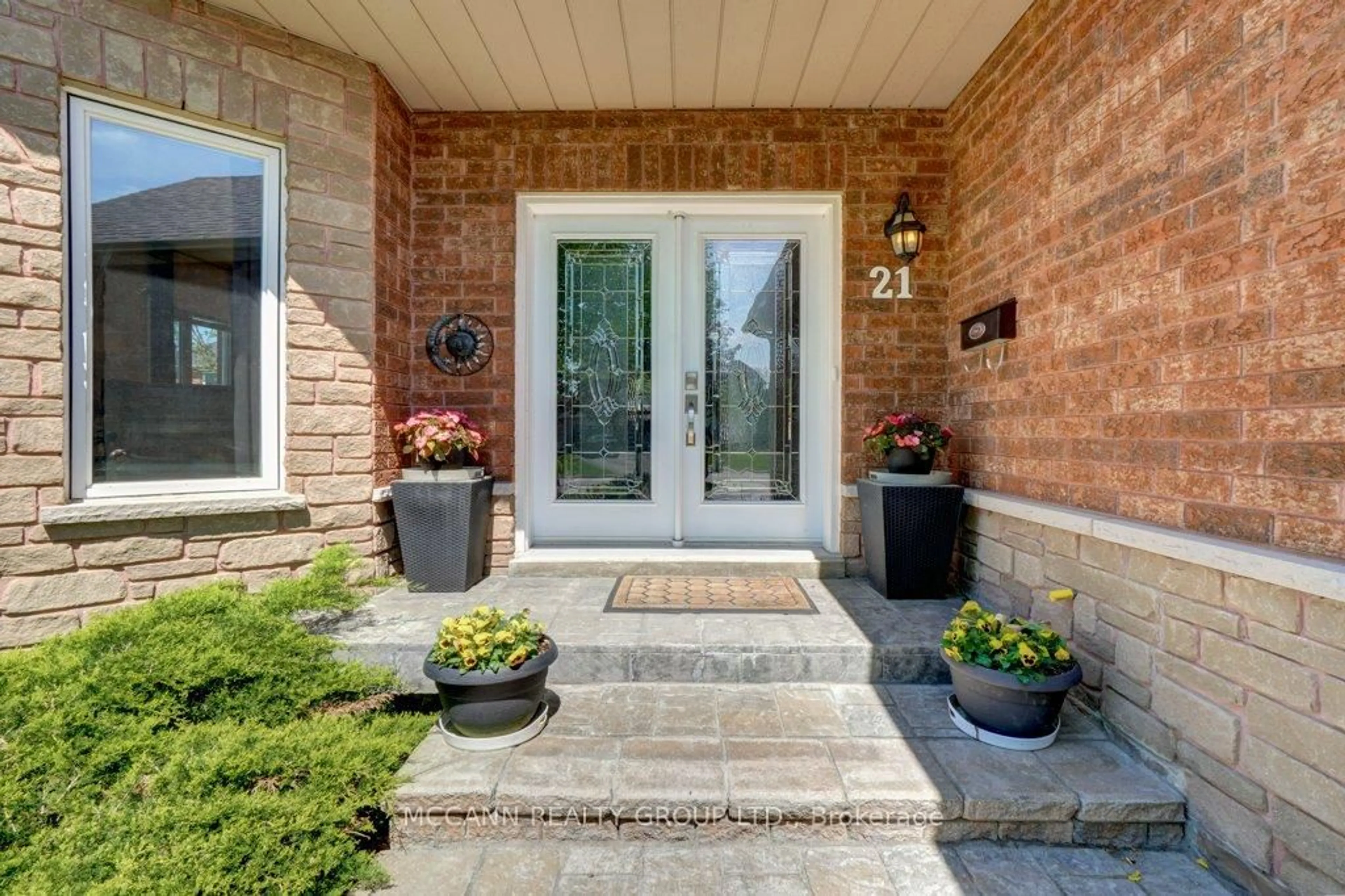 Indoor entryway for 21 Fourth Ave, Uxbridge Ontario L9P 1V5