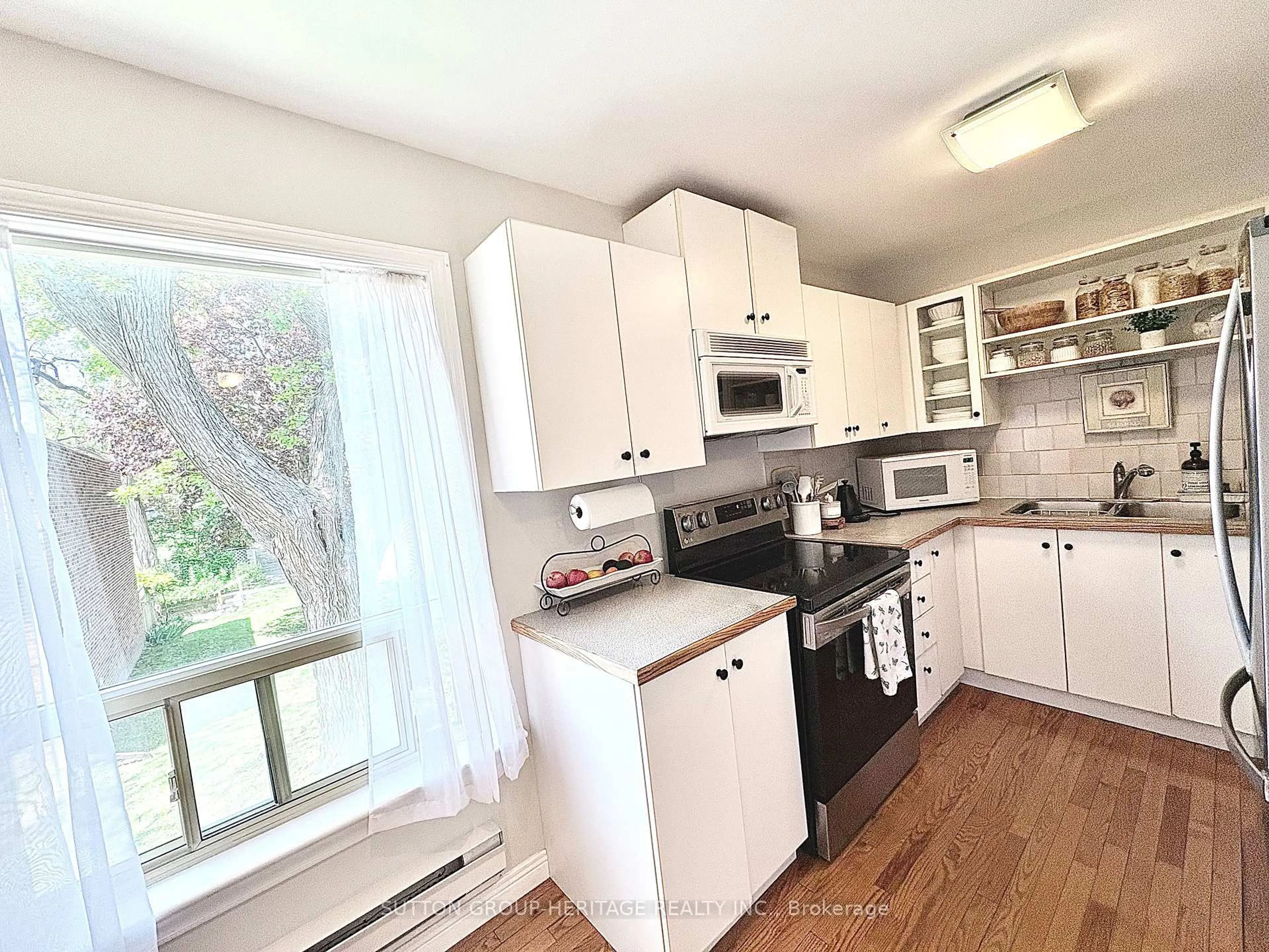 Standard kitchen, wood/laminate floor for 124 Wales Ave, Markham Ontario L3P 3K2