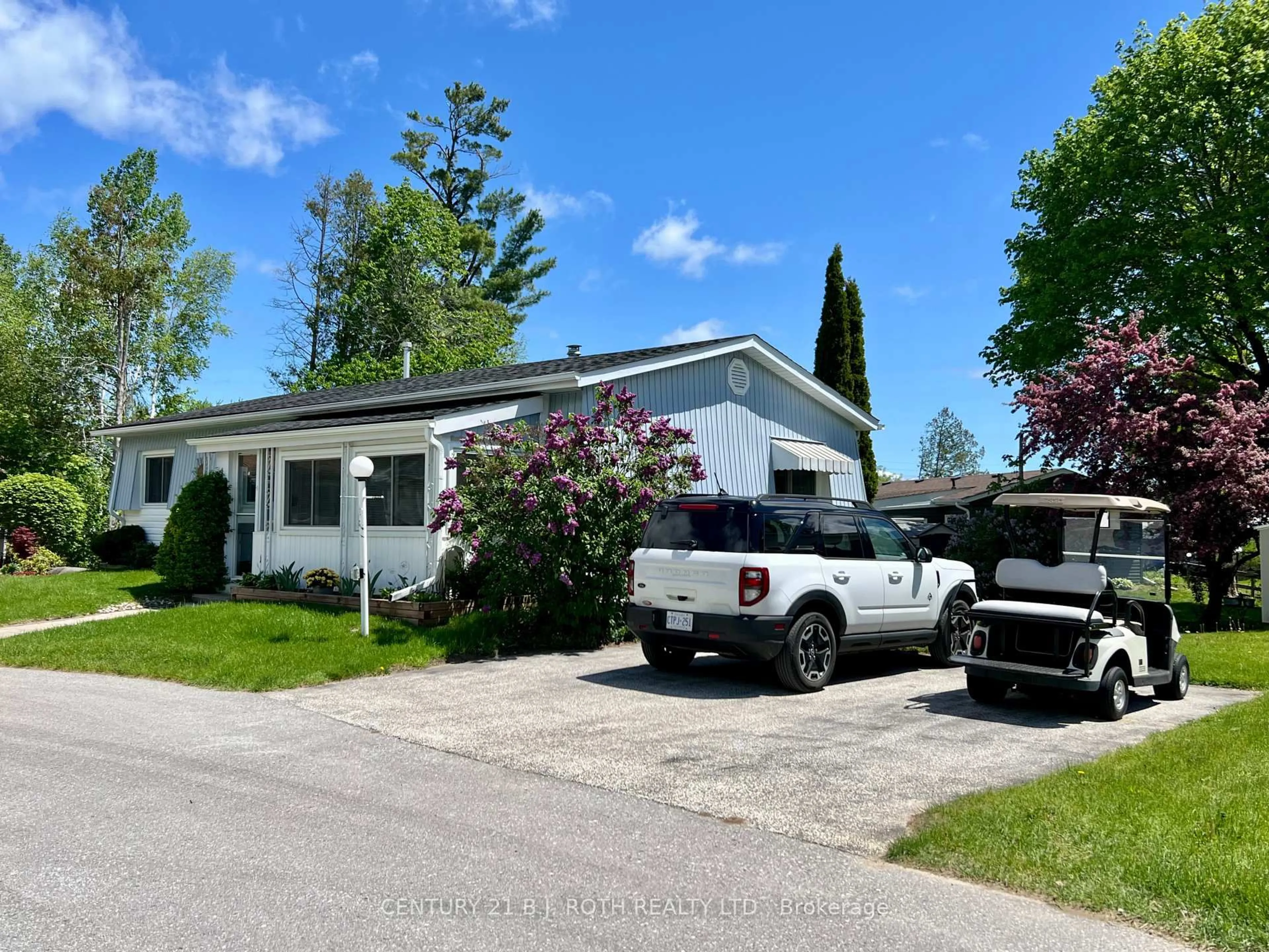 Home with vinyl exterior material, street for 1 Nectarine Crt, Innisfil Ontario L9S 1M4